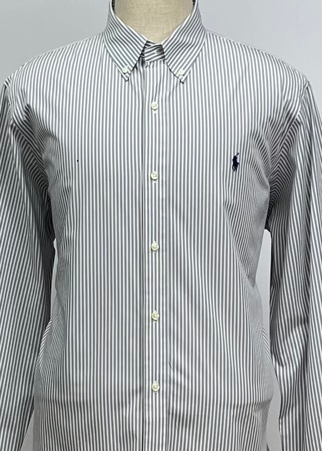 Camisa Polo Ralph Lauren 🏇🏼 color blanco con patrón de rayas en gris oscuro Talla XL Entalle Clásico