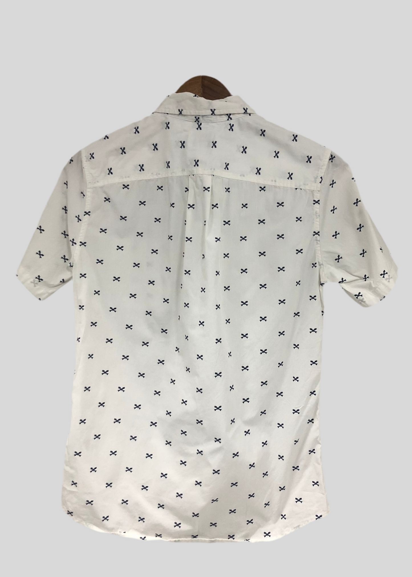 Camisa de botones Vineyard Vines 🐳 color blanco con diseño de X en color azul navy Talla S Entalle Regular