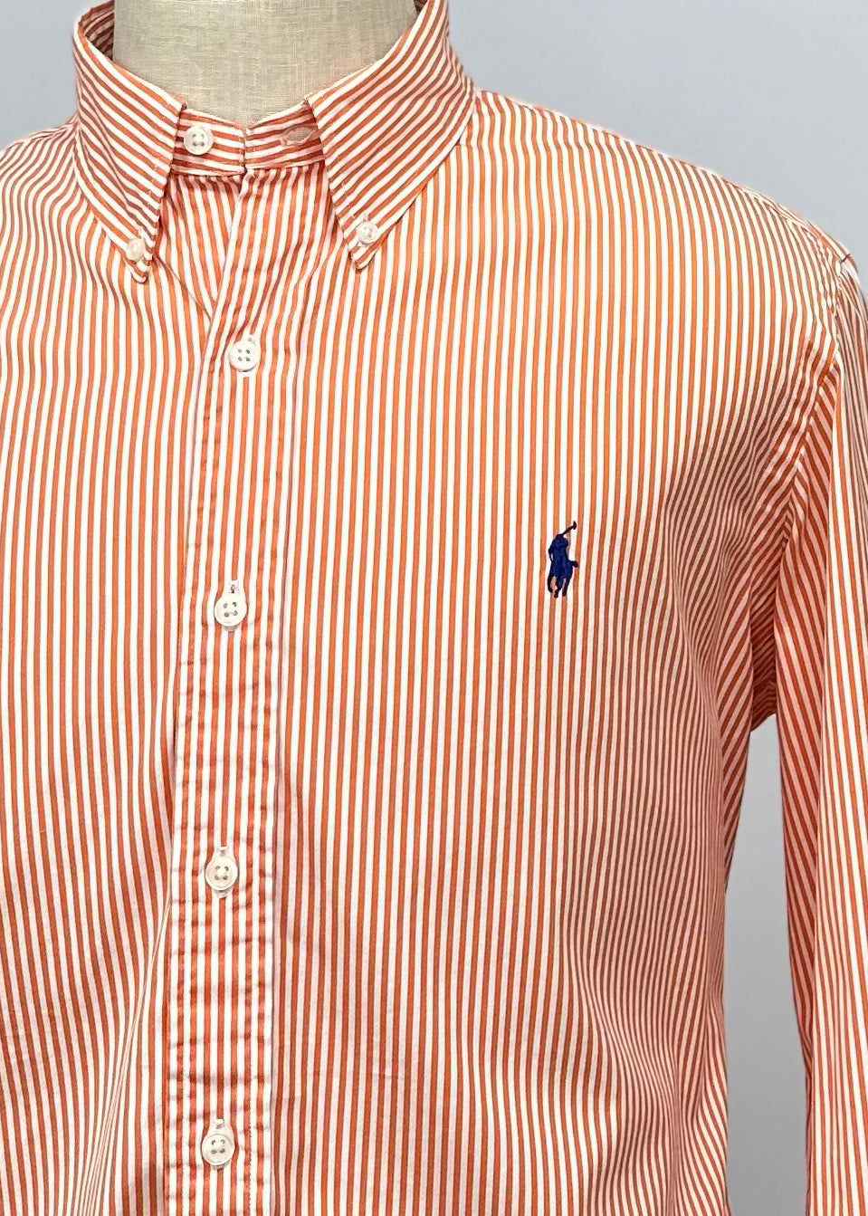 Camisa Polo Ralph Lauren 🏇🏼 color blanco con patron de rayas en color naranja Talla XL Entalle Regular