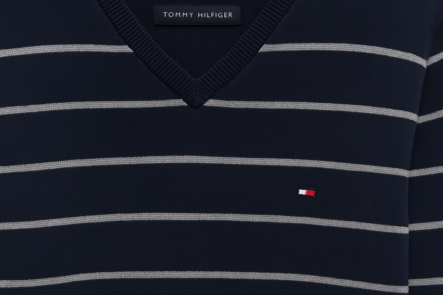 Sueter Jersey con cuello V Tommy Hilfiger 🇺🇸 color azul oscuro con rayas en color gris Talla S
