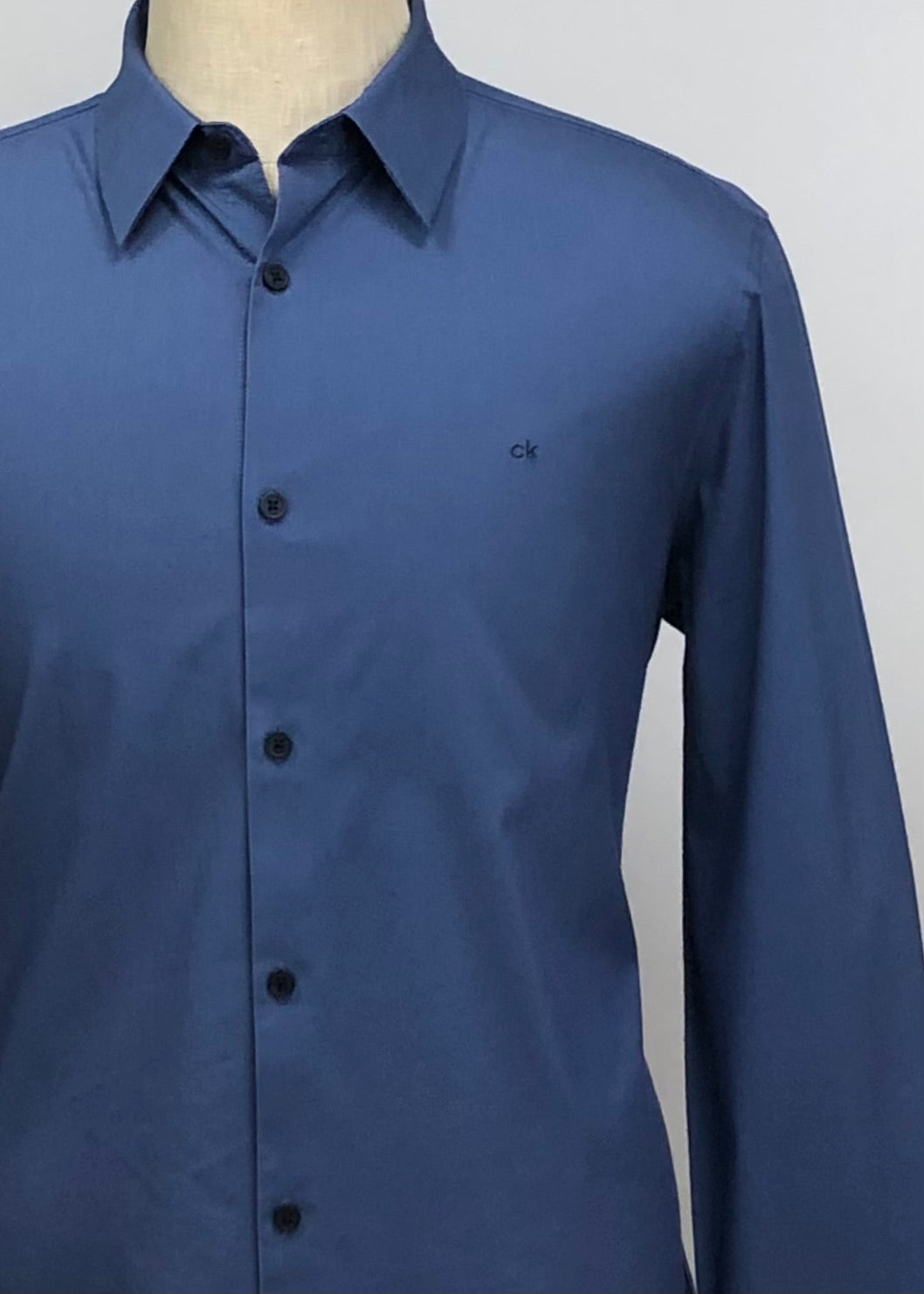 Camisa de botones Calvin Klein 🇺🇸 de color azul grisáceo Talla L Entalle Regular