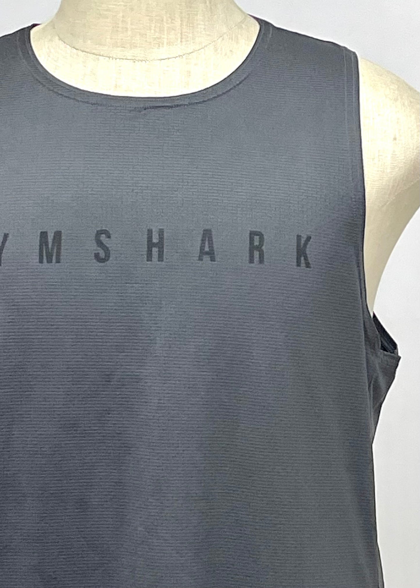 Camiseta de entrenamiento sin mangas Gymshark 🏋🏽 color gris y logo de letras en gris oscuro Talla L