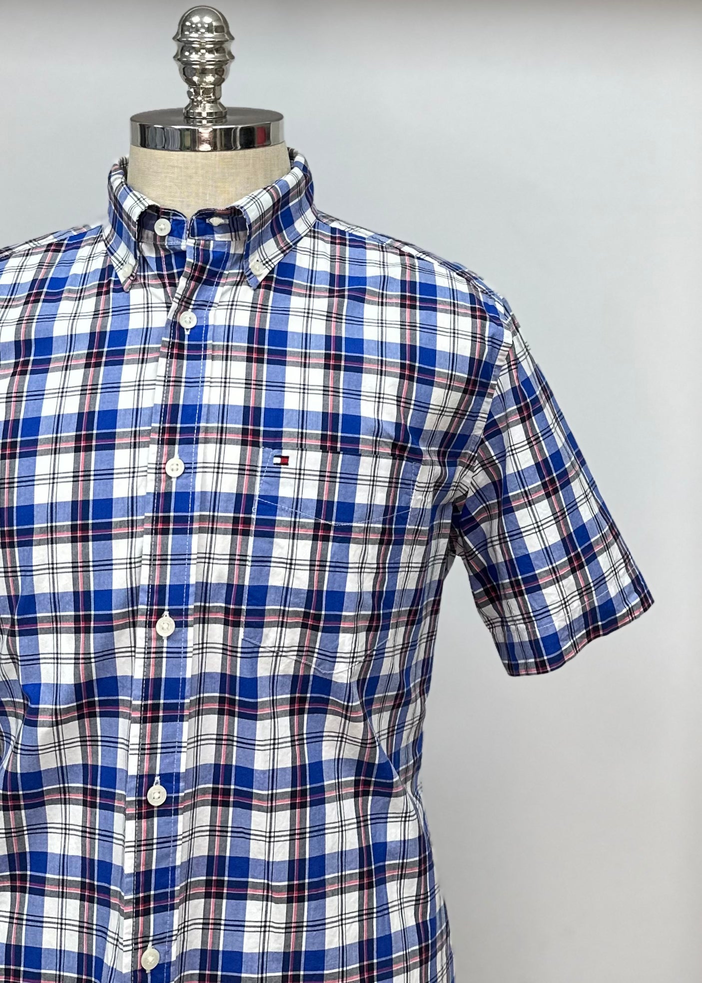 Camisa Tommy Hilfiger 🇺🇸 color blanco con patrón de cuadros en azul y rojo Talla M Entalle Regular