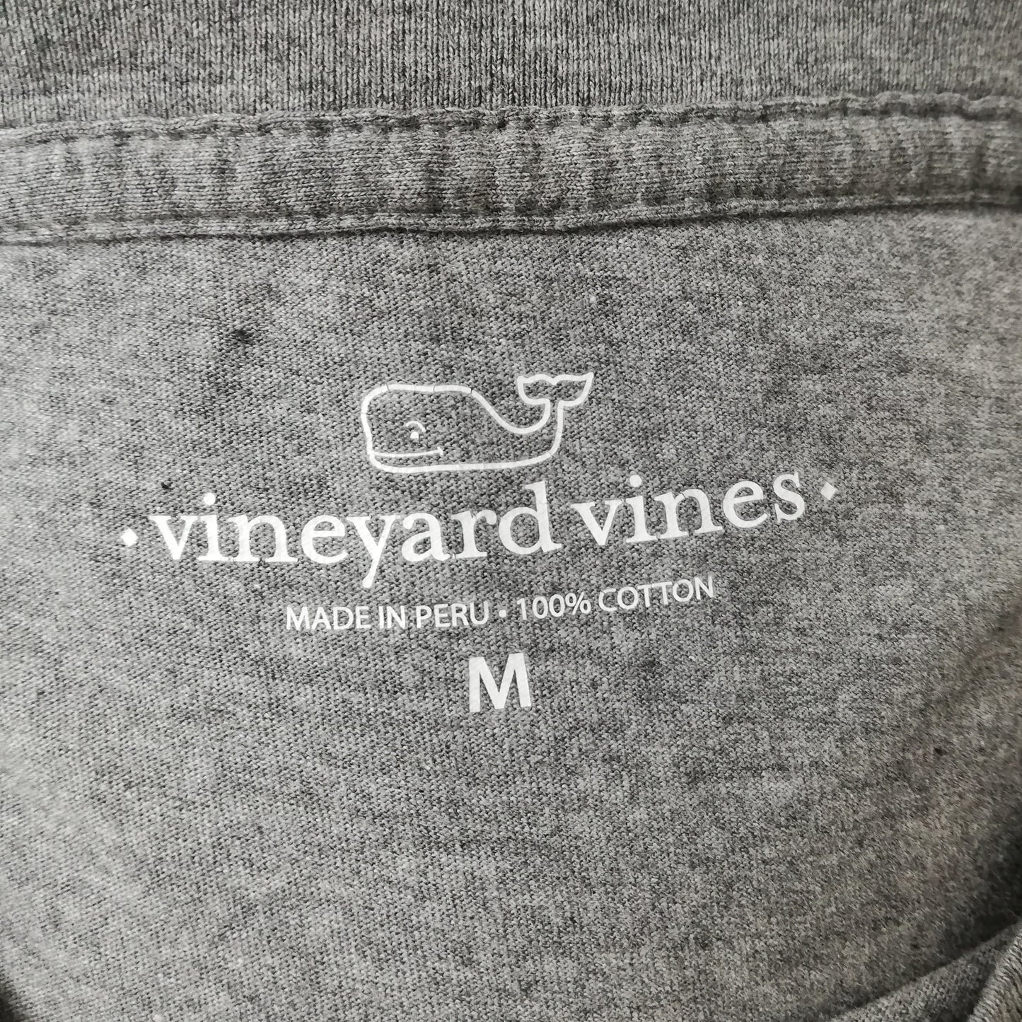 Camiseta de bolsillo Vineyard Vines 🐳 color gris oscuro con Diseño de ballena en turquesa Talla M