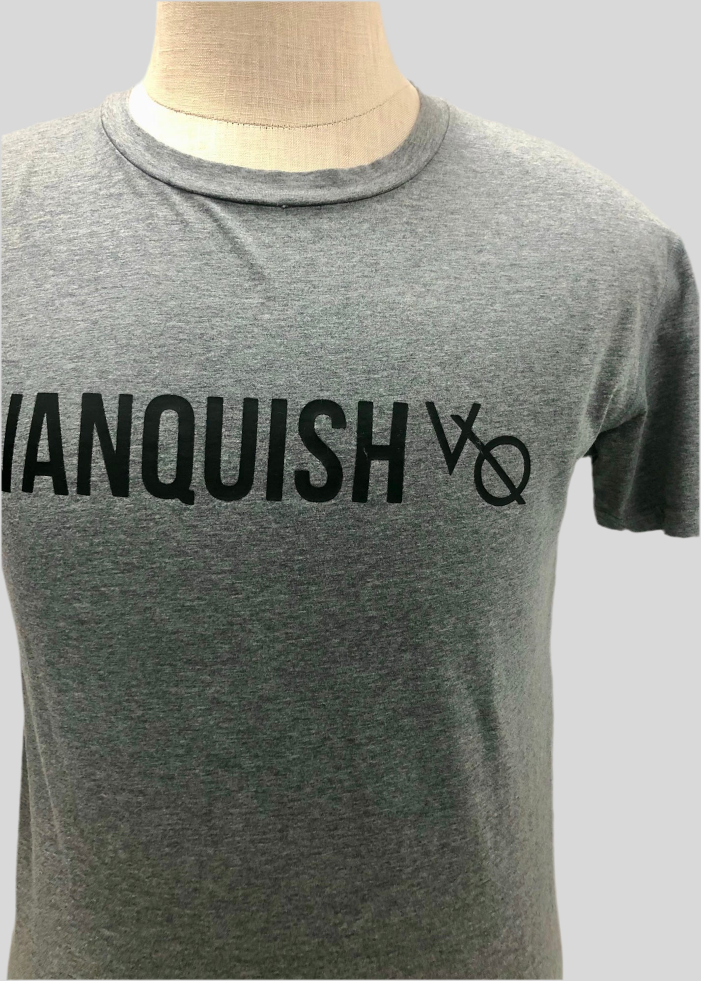 Camiseta de entrenamiento Vanquish 🏋🏽 color gris oscuro y logo en negro Talla M