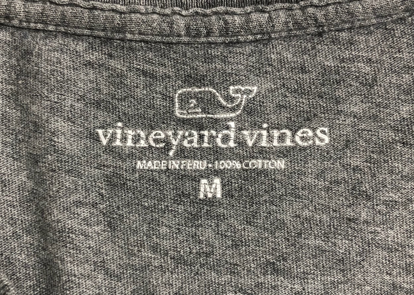 Camiseta cuello redondo Vineyard Vines 🐳 color gris oscuro y diseño de pesca Talla M
