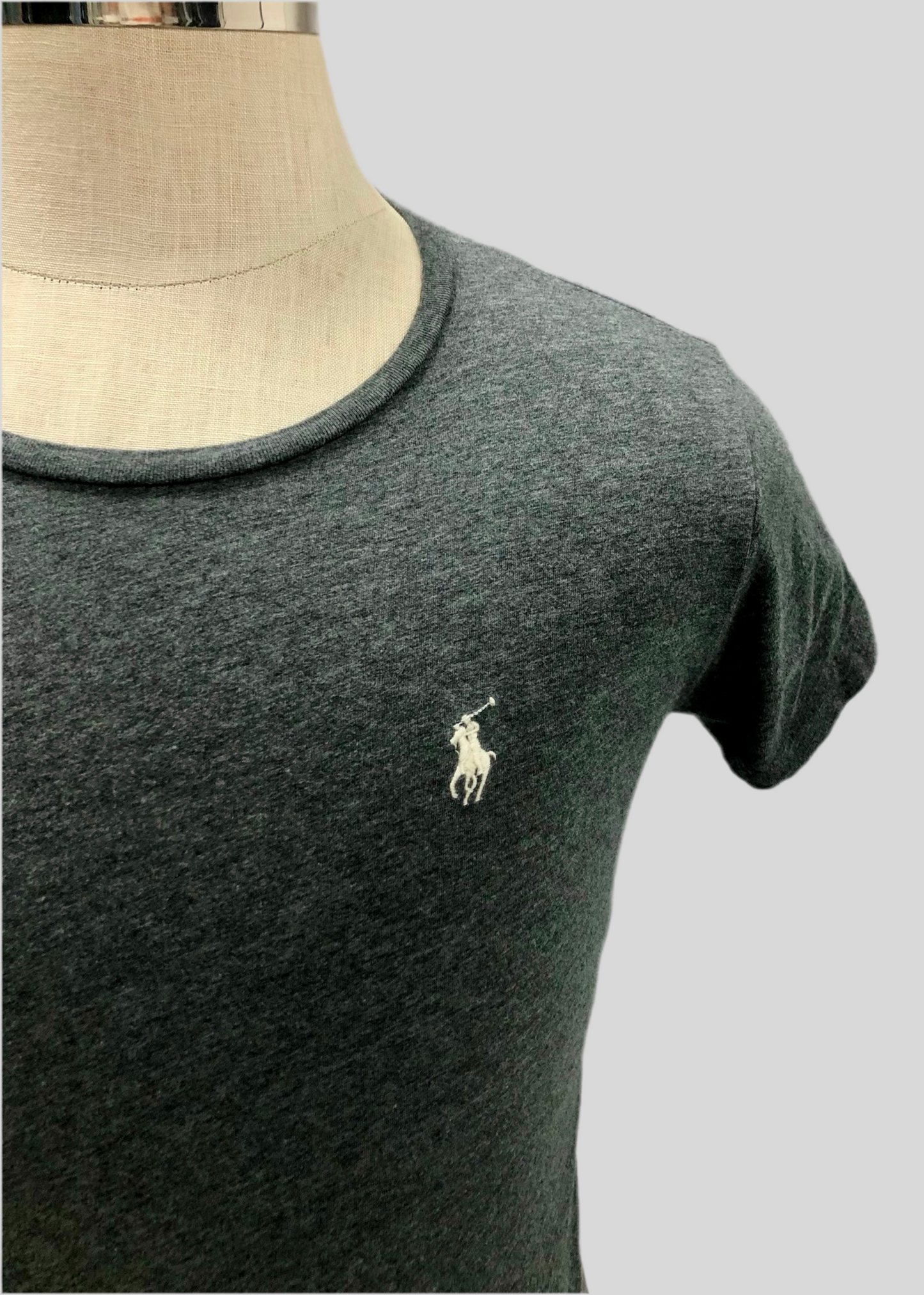 Camiseta de mujer cuello redondo Polo Ralph Lauren 🏇🏼 color gris oscuro con logo en color blanco Talla M Entalle Regular