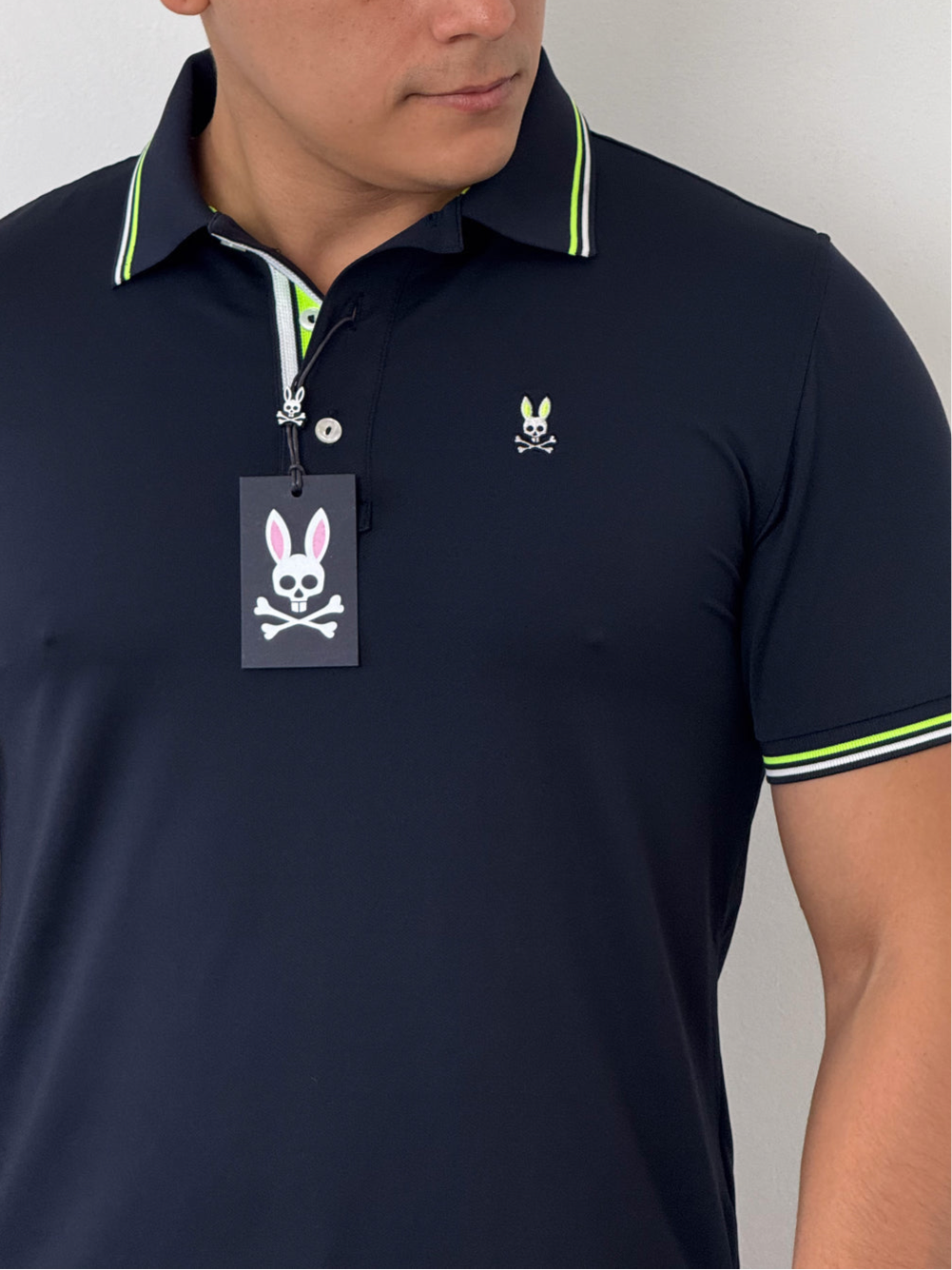 Camiseta Polo Psycho Bunny 🐰 Dry-fit en color azul navy con diseño de cuello en verde y blanco Talla M Entalle Regular
