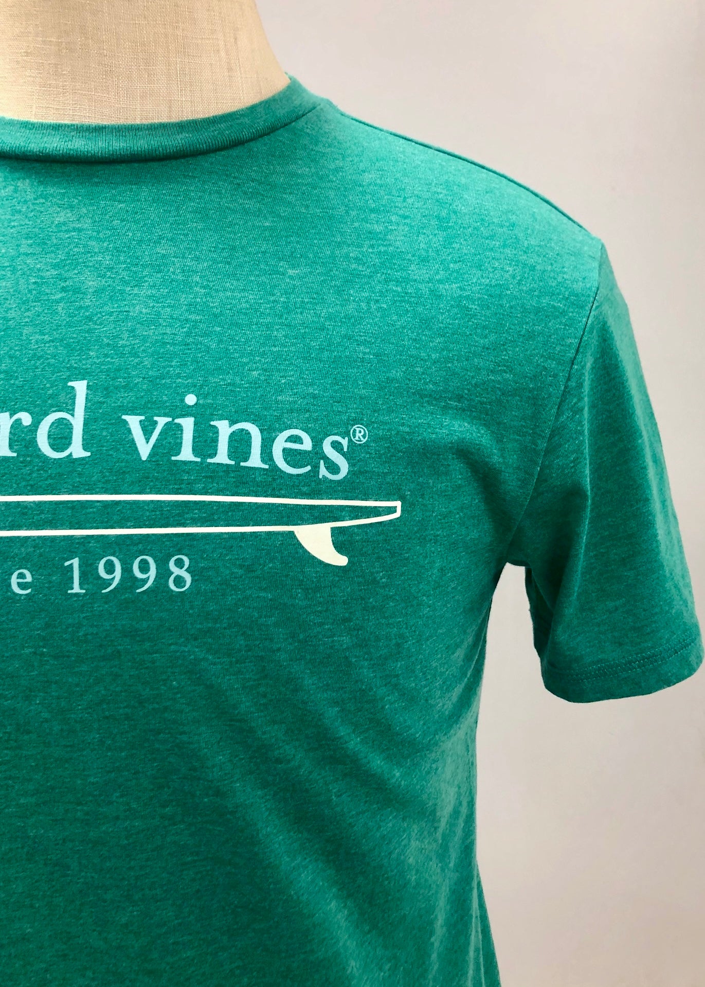 Camiseta cuello redondo Vineyard Vines 🐳 color verde esmeralda con diseño de surf Talla M