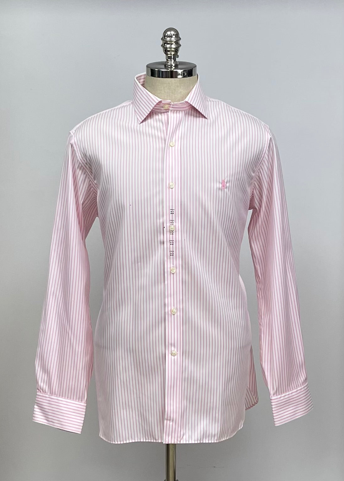 Camisa Polo Ralph Lauren 🏇🏼 color blanco con patron de rayas finas en color rosado Talla L Entalle Regular