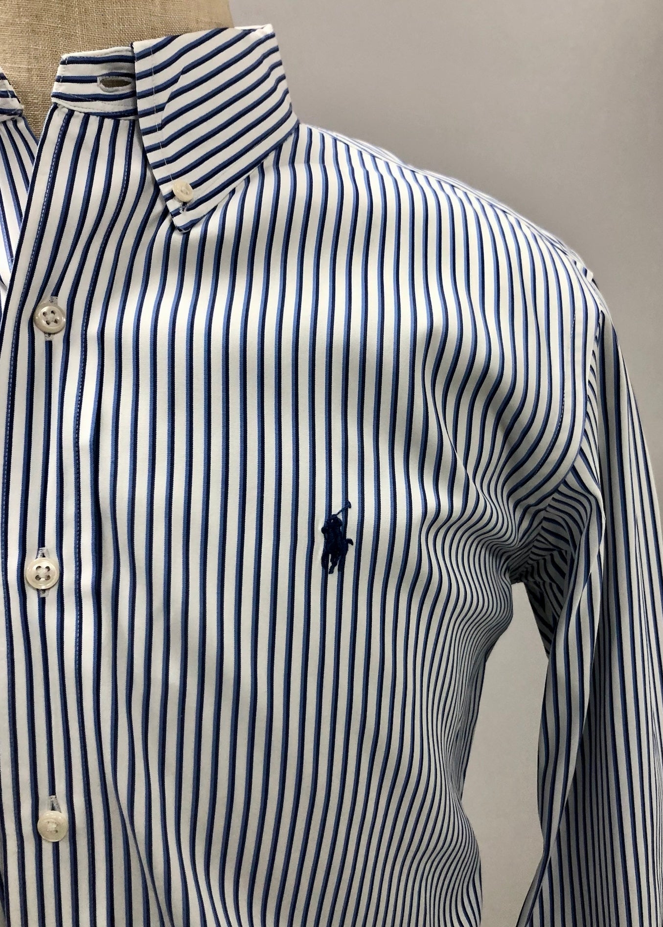 Camisa Polo Ralph Lauren 🏇🏼 Color blanco de rayas en color azul navy Talla L Entalle Custom Fit