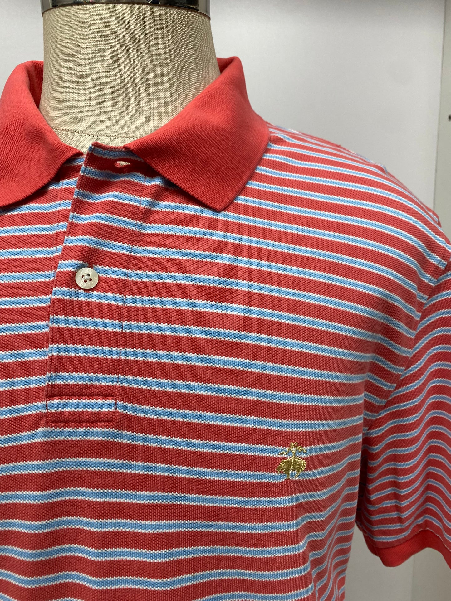 Camiseta Polo Brooks Brothers 🐑 color rosado magenta con patrón de rayas en color celeste y blanco Talla XL Entalle Regular