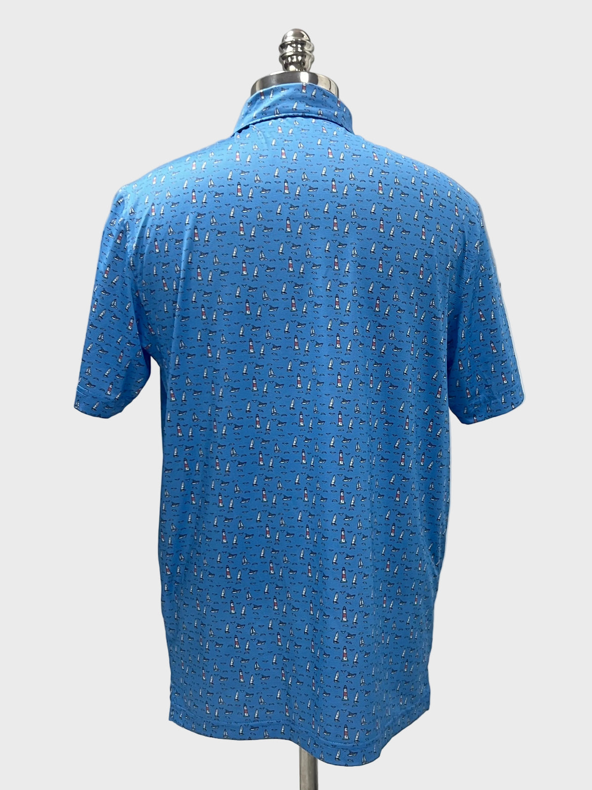 Camiseta Polo Vineyard Vines 🐳 Performance color celeste con diseño marino Talla M Entalle Regular