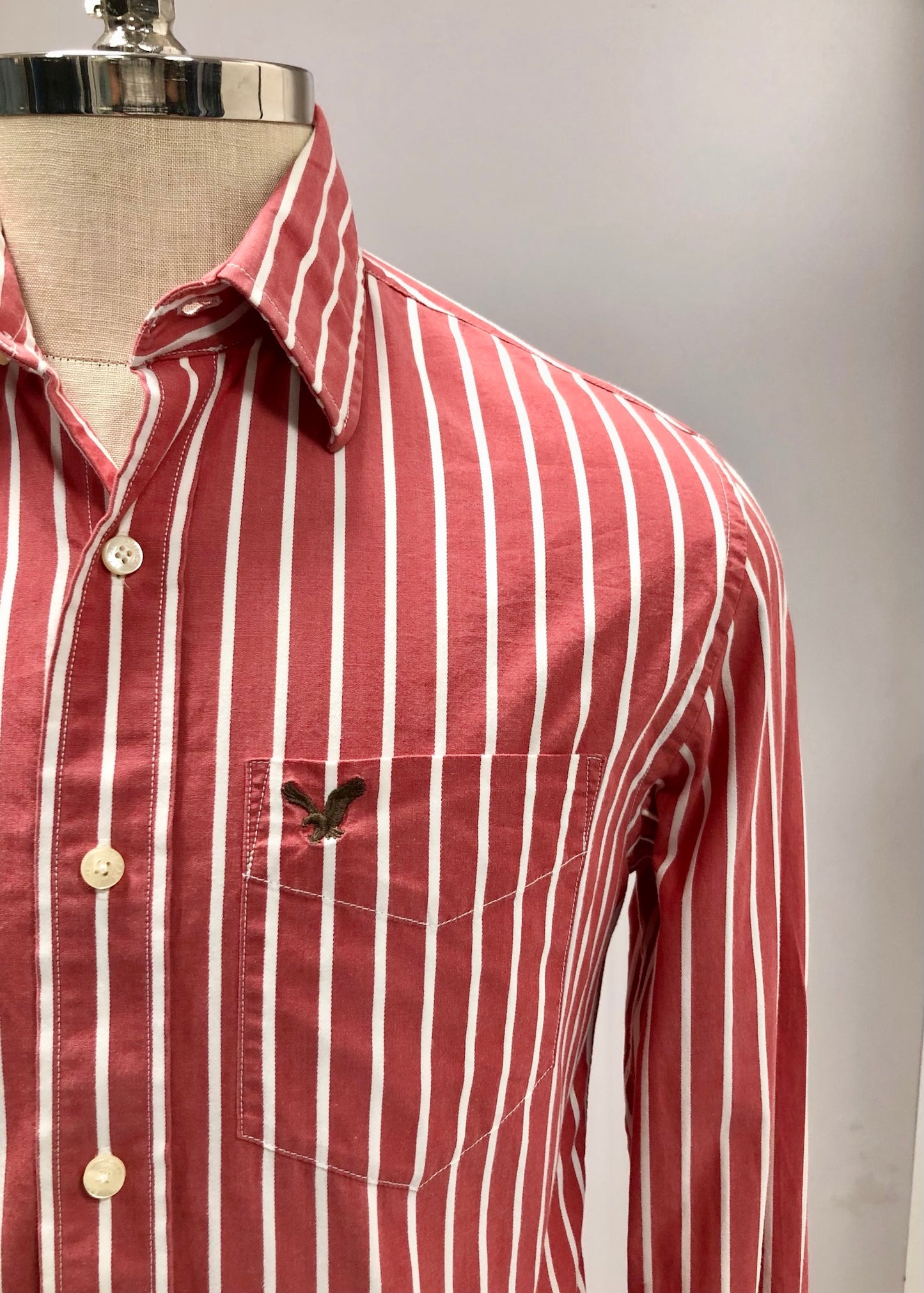 Camisa de botones American Eagle 🦅 de rayas en color rojo y blanco Talla S Entalle Regular