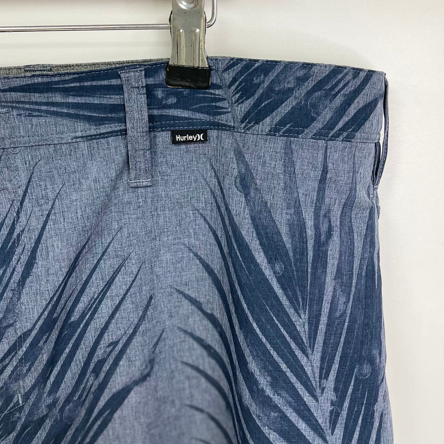 Short Híbrido Hurley 🏄🏽‍♂️ Tela performance color gris y diseño de hojas en azul oscuro talla L (36)