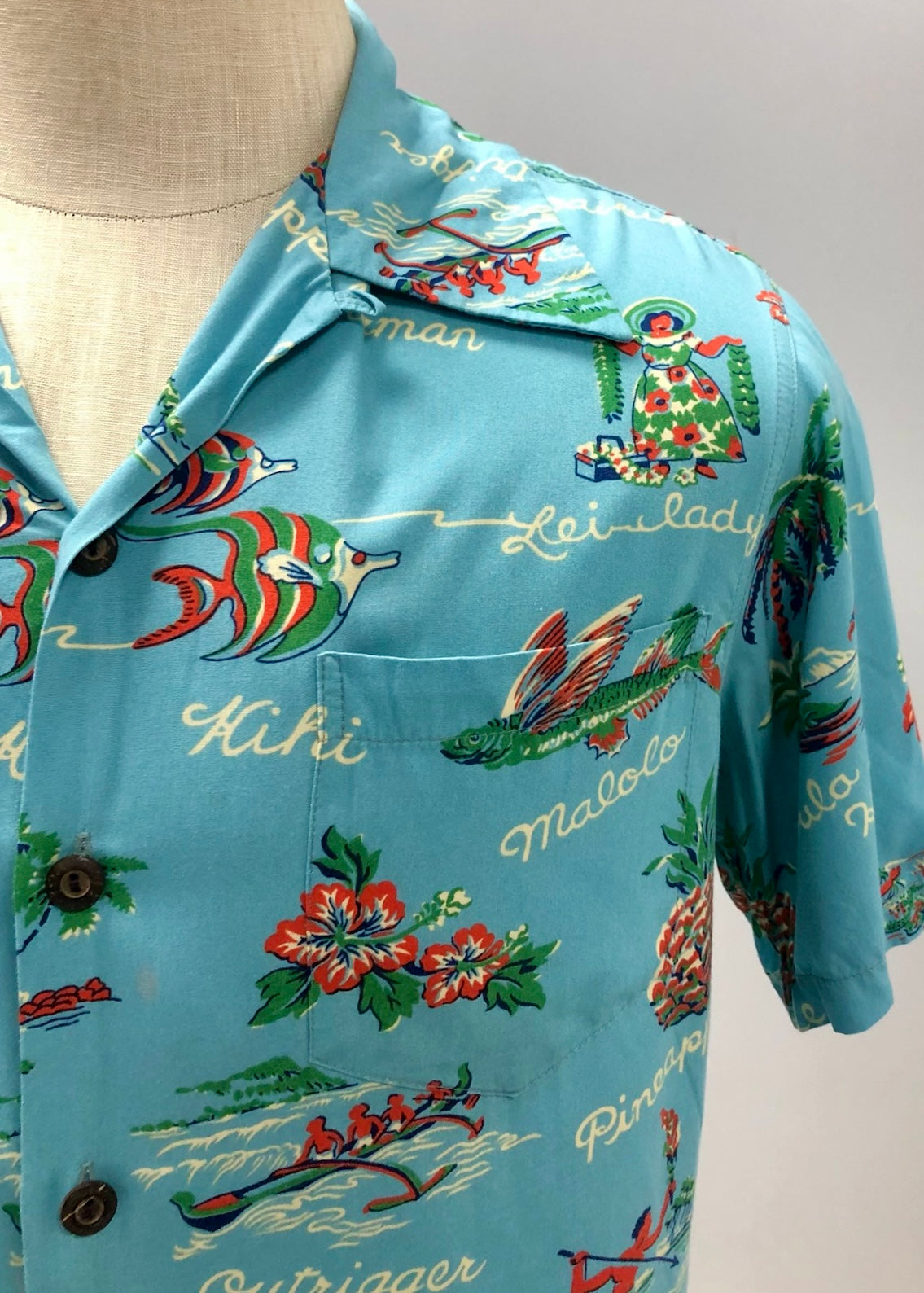 Camisa de botones Kalakaua hawaiana 🌺 color celeste con diseño hawaiano Talla M Entalle Regular