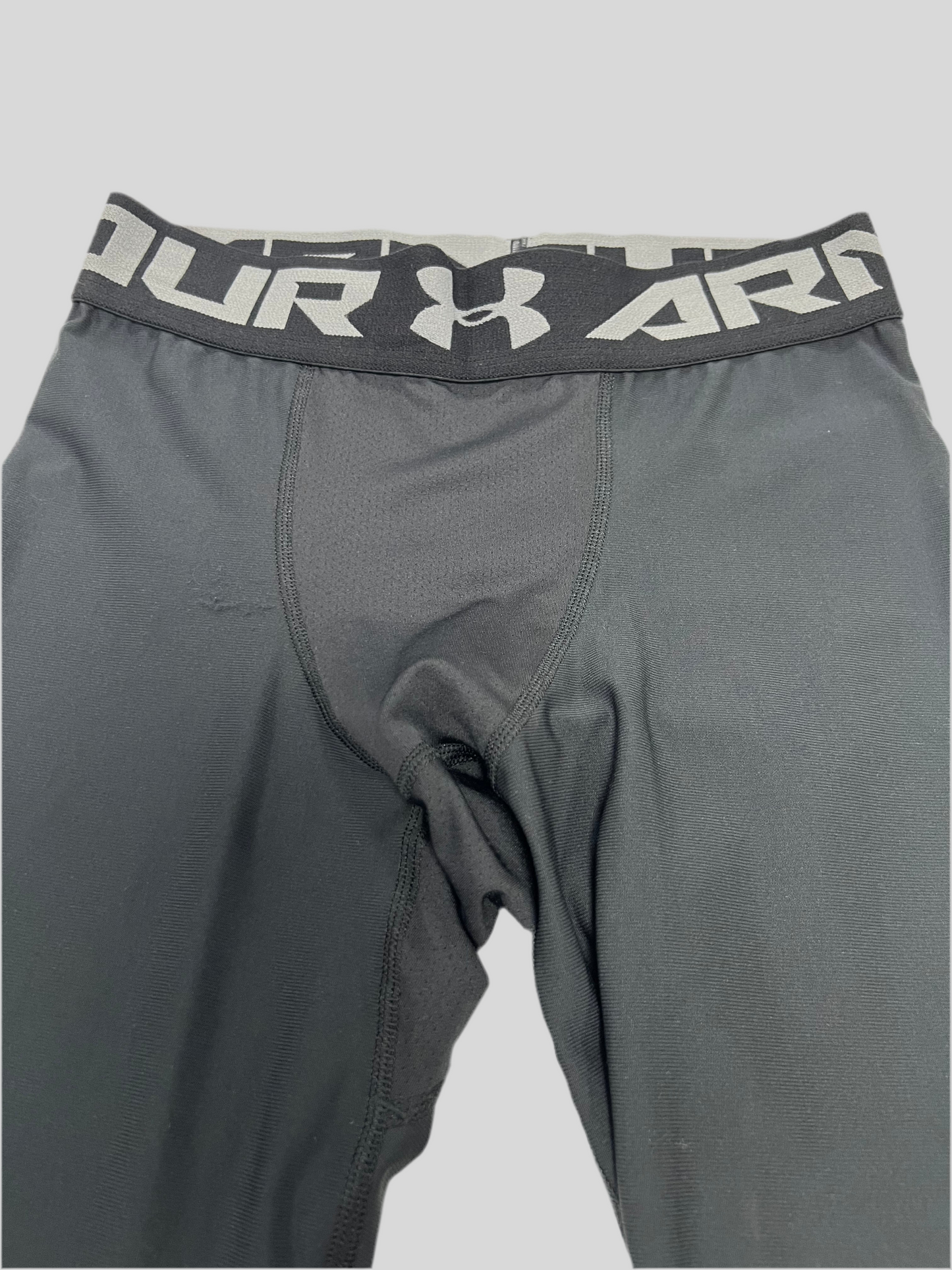 Mallas de entrenamiento Under Armour 🏋🏽 Pro Dri-FIT 3/4 para hombre en Color Negro y cintura gris Talla M