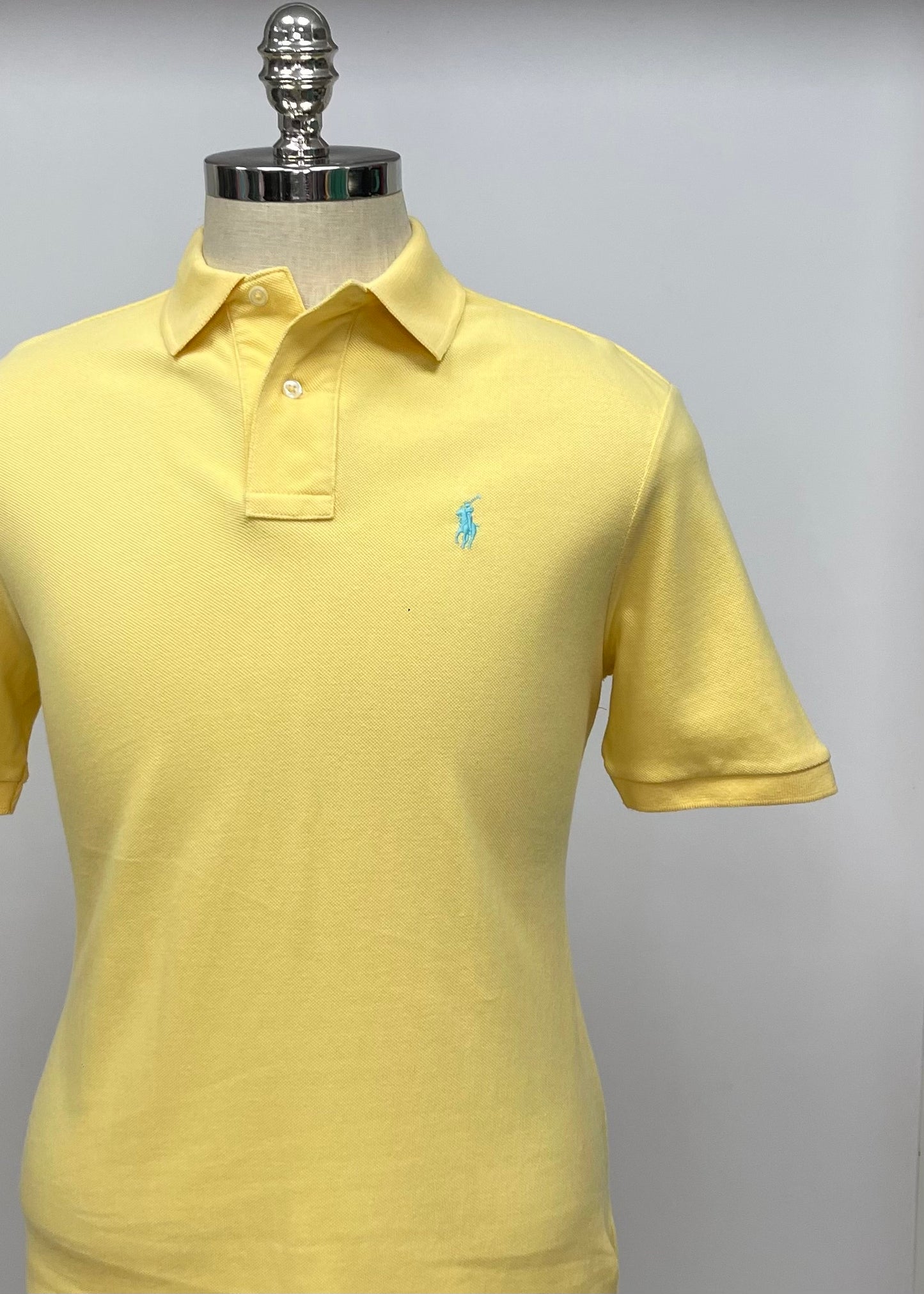 Camiseta Polo Ralph Lauren 🏇🏼 color amarillo claro y logo celeste Talla S Entalle Clásico