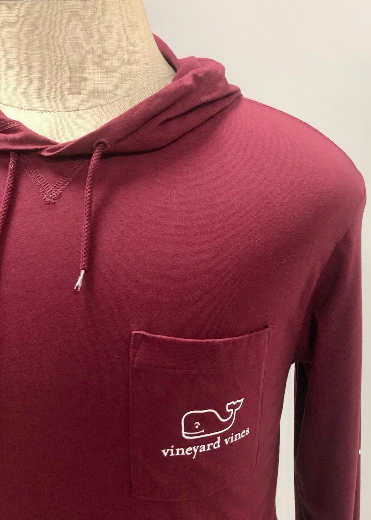 Camiseta con capucha Vineyard Vines 🐳 color rojo oscuro con Diseño de Ballena Talla S (ver descripción)