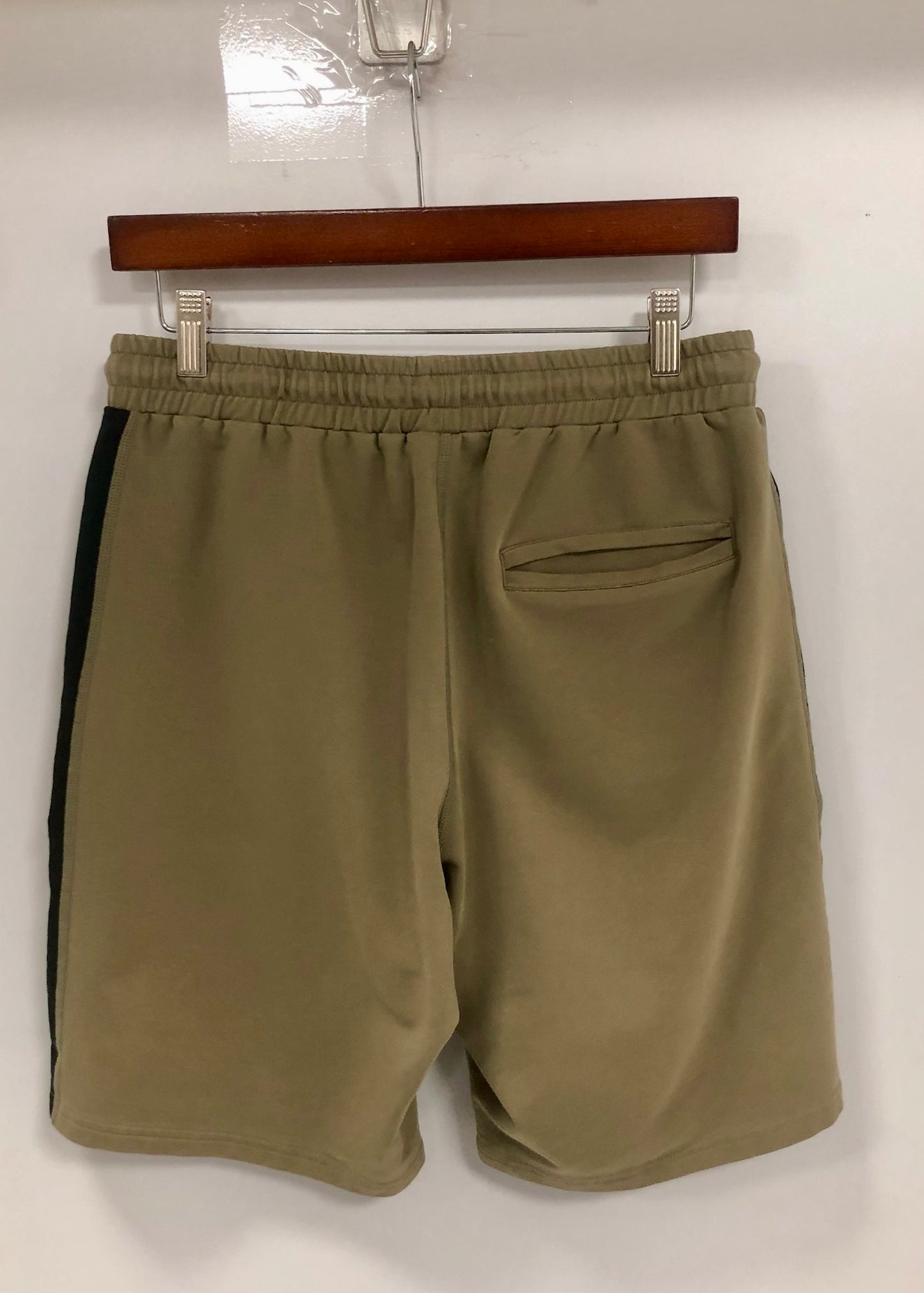 Short Lounge Vanquish 🏋🏼‍♂️ color kaki y logo en negro Talla L (ver descripción)