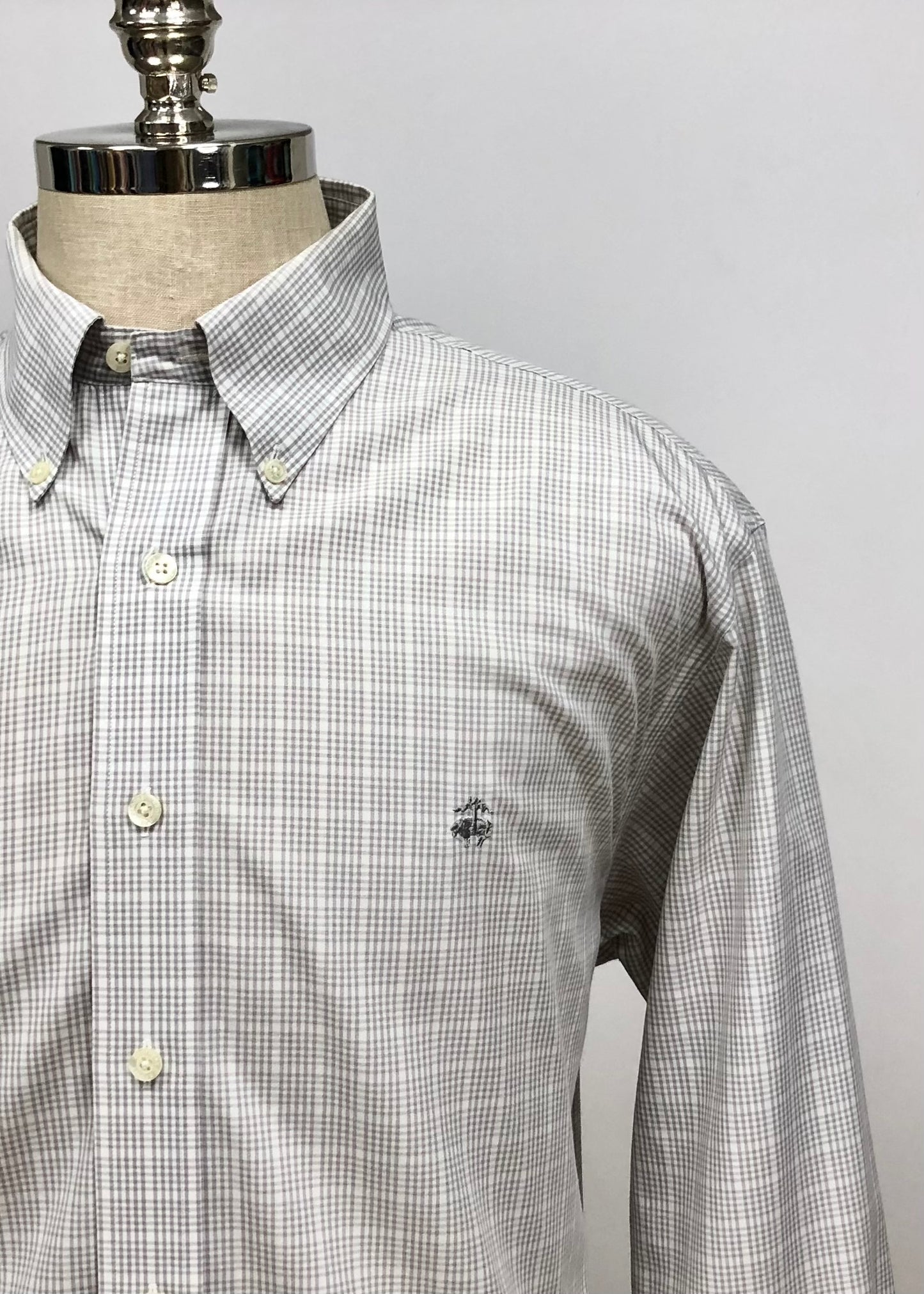 Camisa Brooks Brothers 🐑 con patrón  de cuadros gris claro y blanco Talla XL Entalle Regular