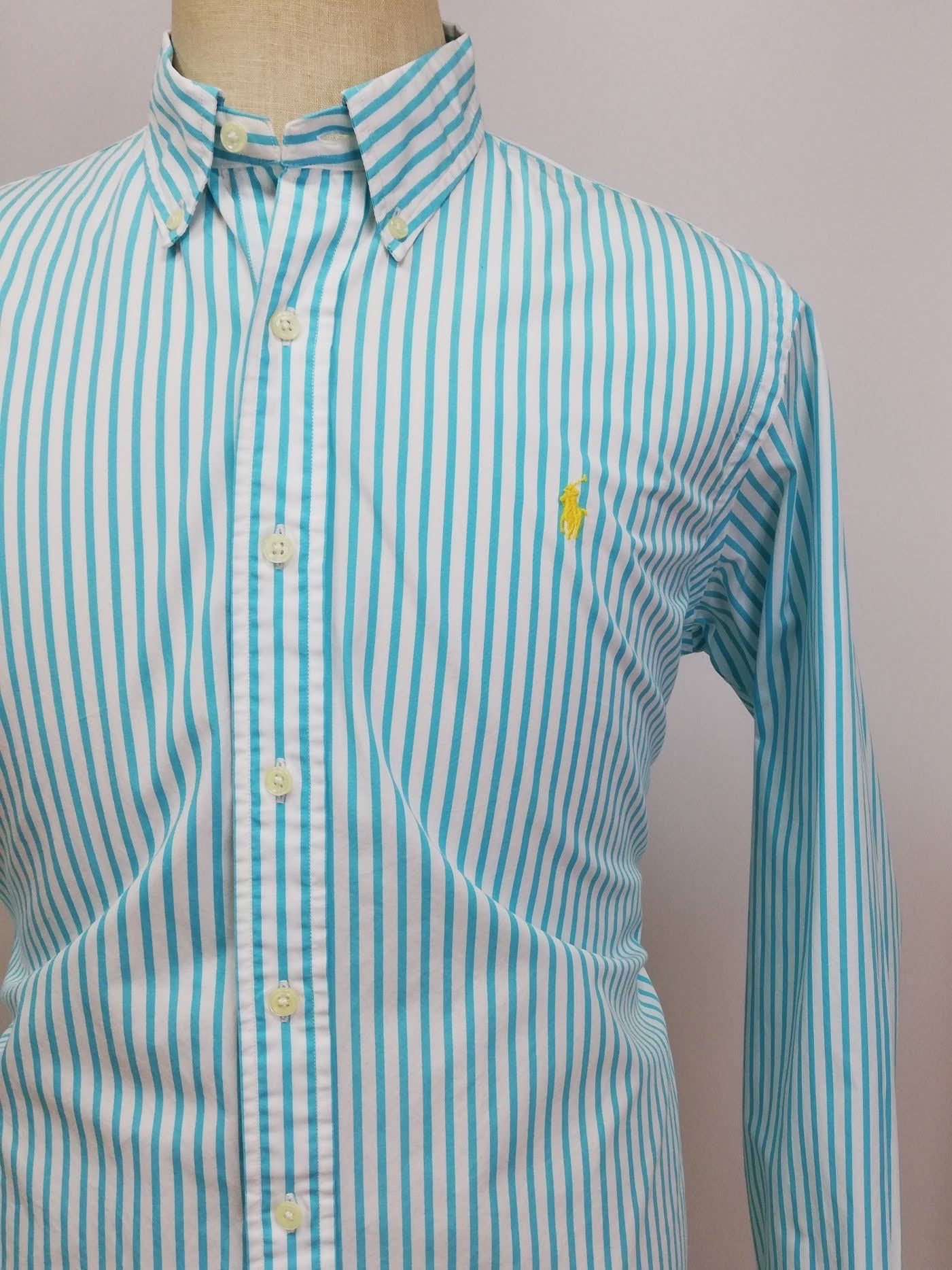 Camisa Polo Ralph Lauren 🏇🏼 Color blanco con patron de rayas en color turquesa Talla L Entalle Regular