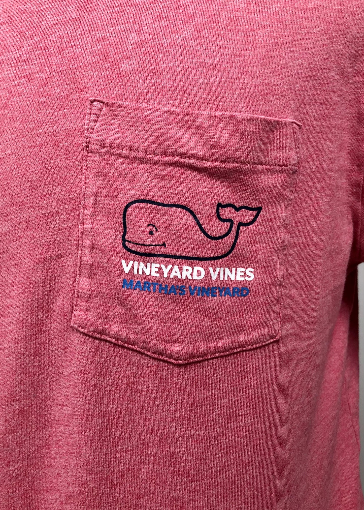 Camiseta de bolsillo Vineyard Vines 🐳 color rosado con Diseño Marthas Vineyard Talla Medium