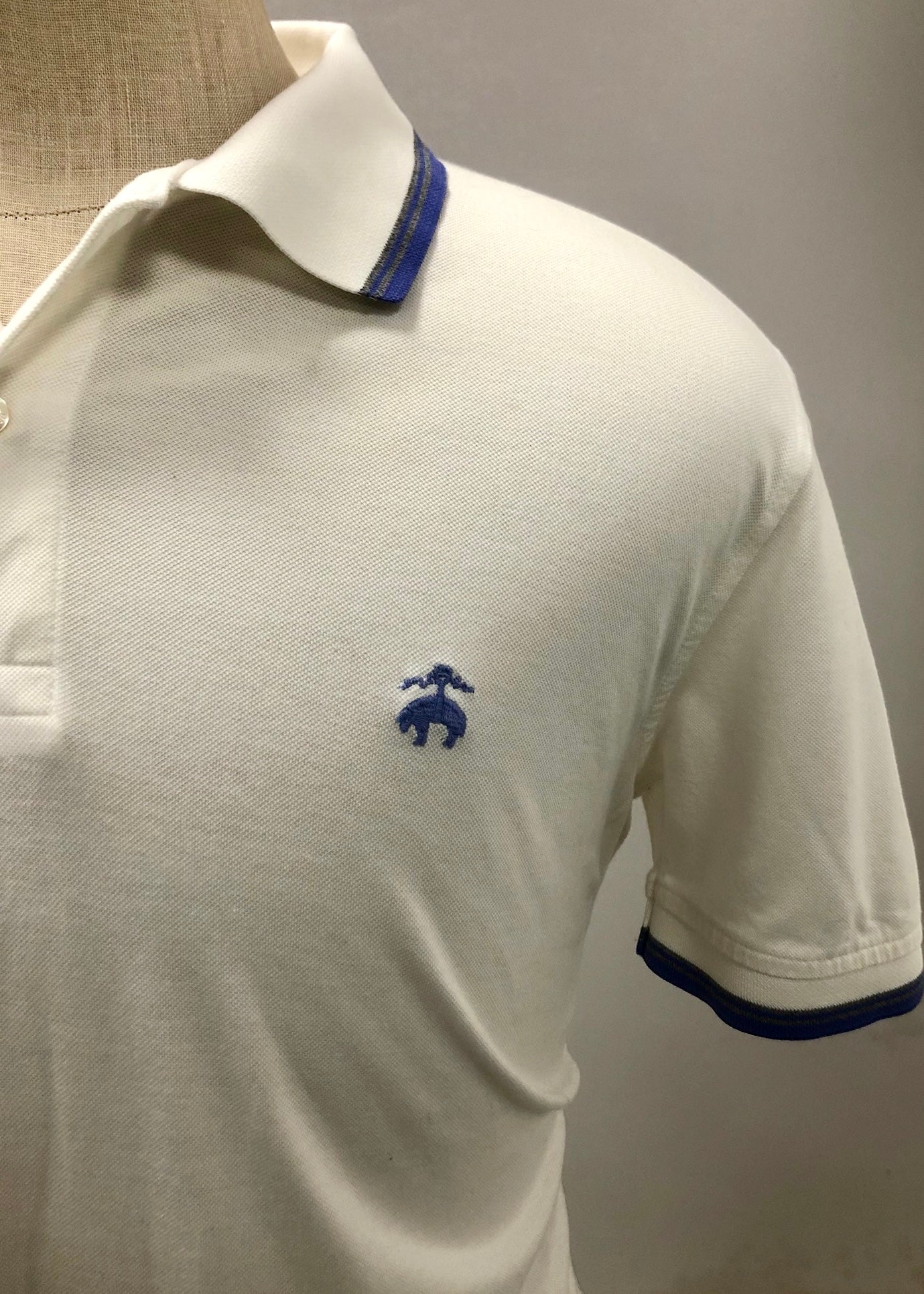 Camiseta Polo Brooks Brothers 🐑 color blanco y diseño con líneas azules Talla L Entalle Slim Fit