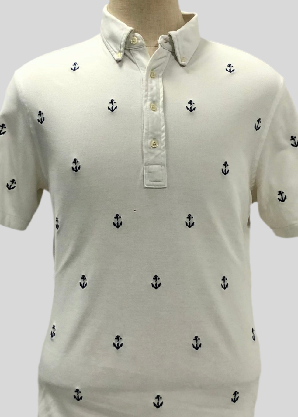 Camiseta Polo Ralph Lauren 🏇🏼 Color blanco con diseño de anclas en color azul Talla L Entalle Regular (ver descripción)
