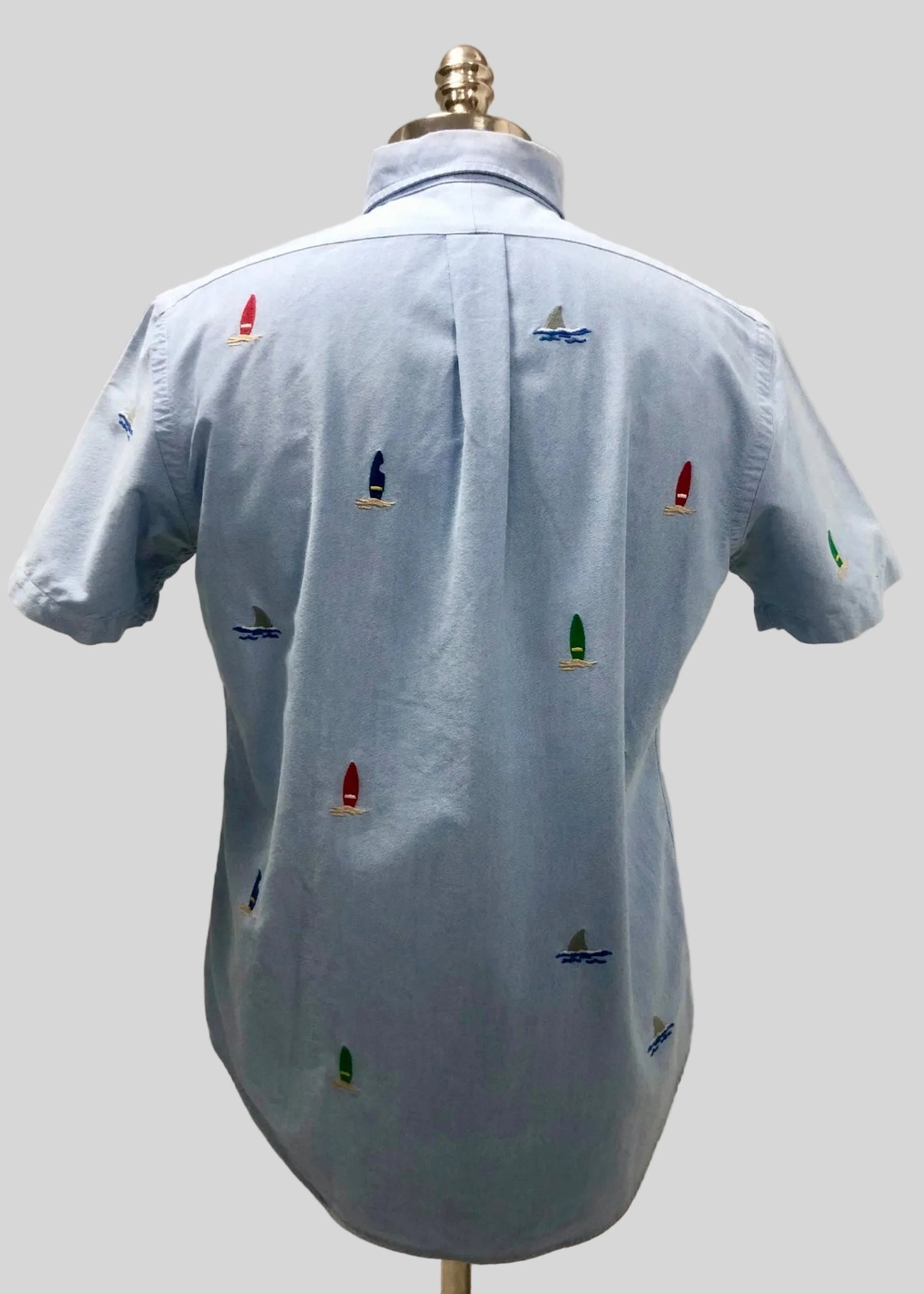 Camisa de botones Polo Ralph Lauren 🏇🏼 Oxford color celeste con diseño de tablas de surf Talla M Entalle Clásico