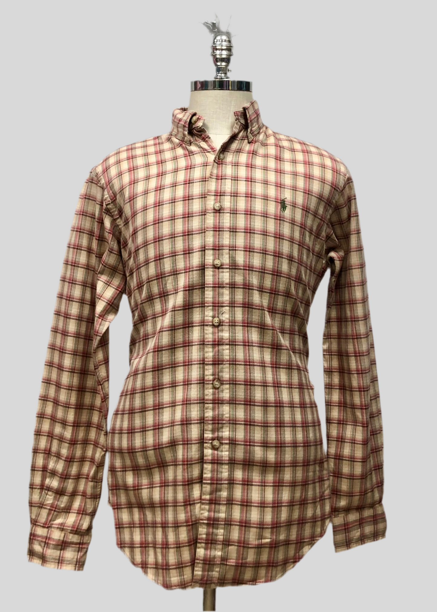 Camisa Polo Ralph Lauren 🏇🏼 Color Kaki con patron de cuadros tartan en color rojo y verde Talla M Entalle Clásico