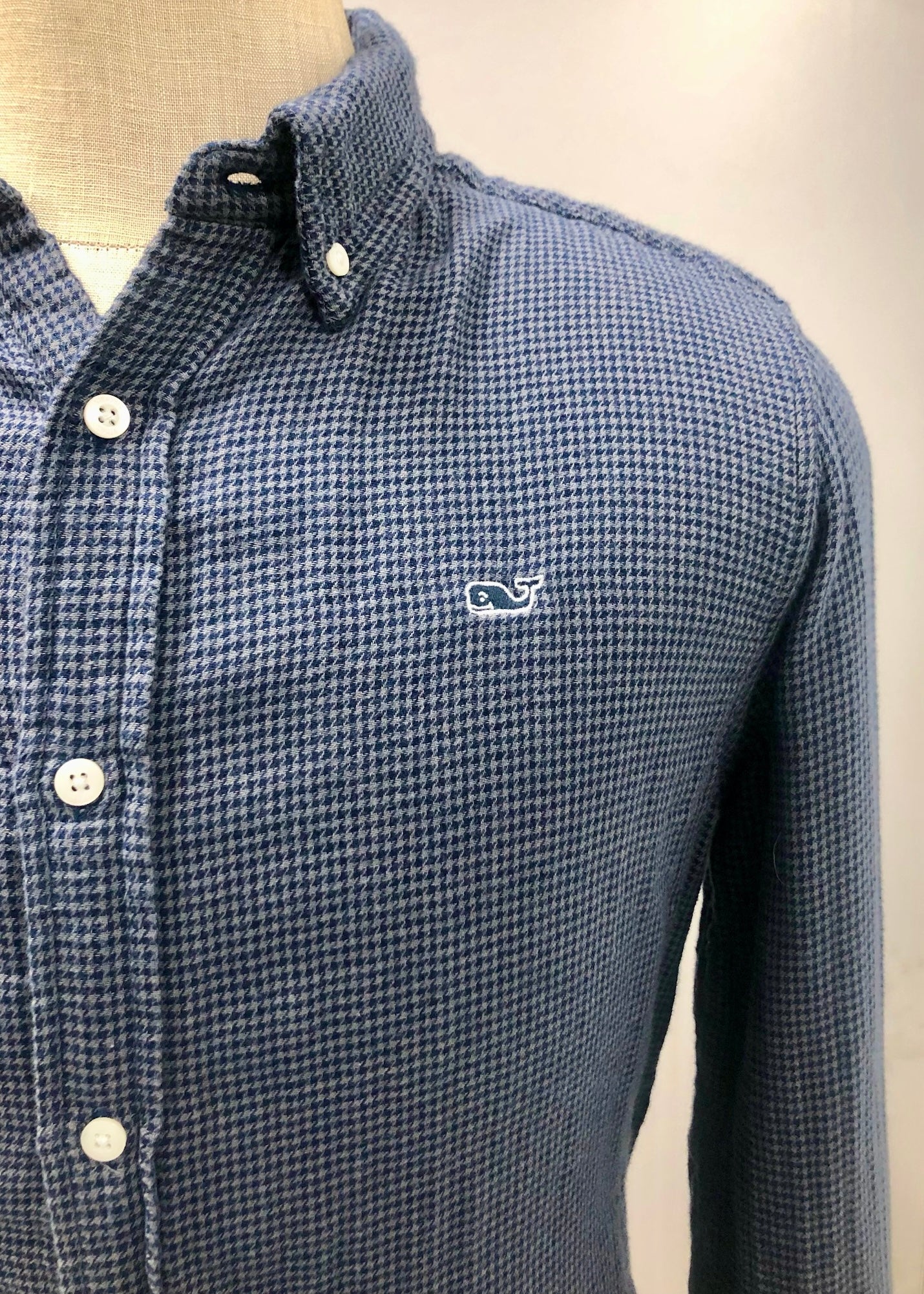 Camisa de botones Vineyard Vines 🐳 Tela de flanel de cuadros en color gris y azul navy Talla M Entalle Clásico