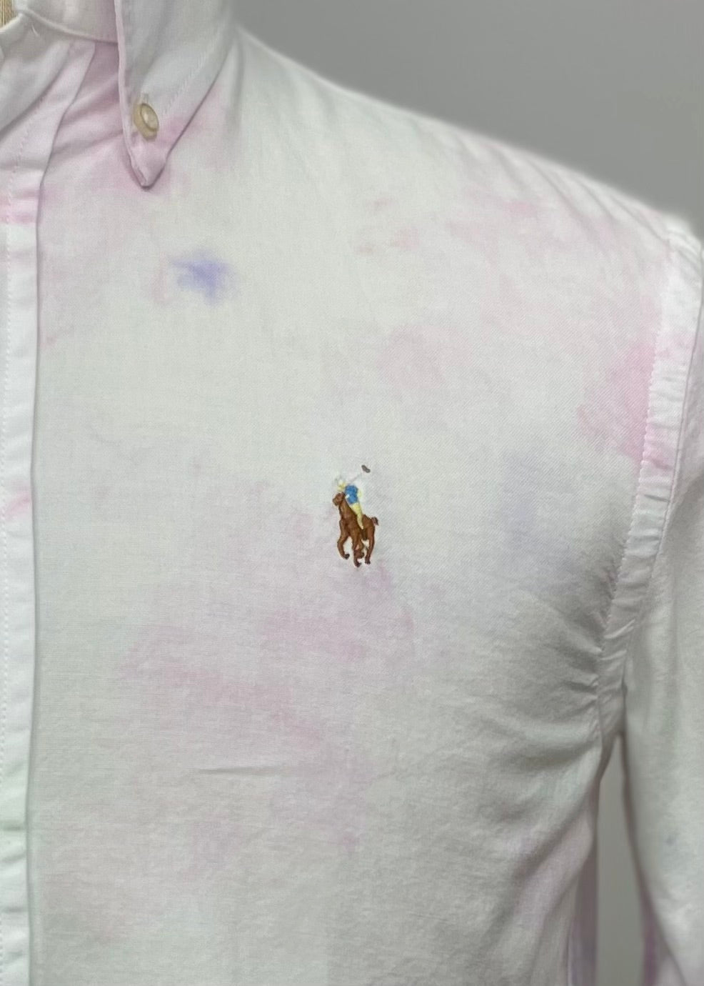 Camisa de mujer Polo Ralph Lauren 🏇🏼 Oxford en color blanco con diseño tie-dye en rodado y morado Talla S Entalle Relaxed