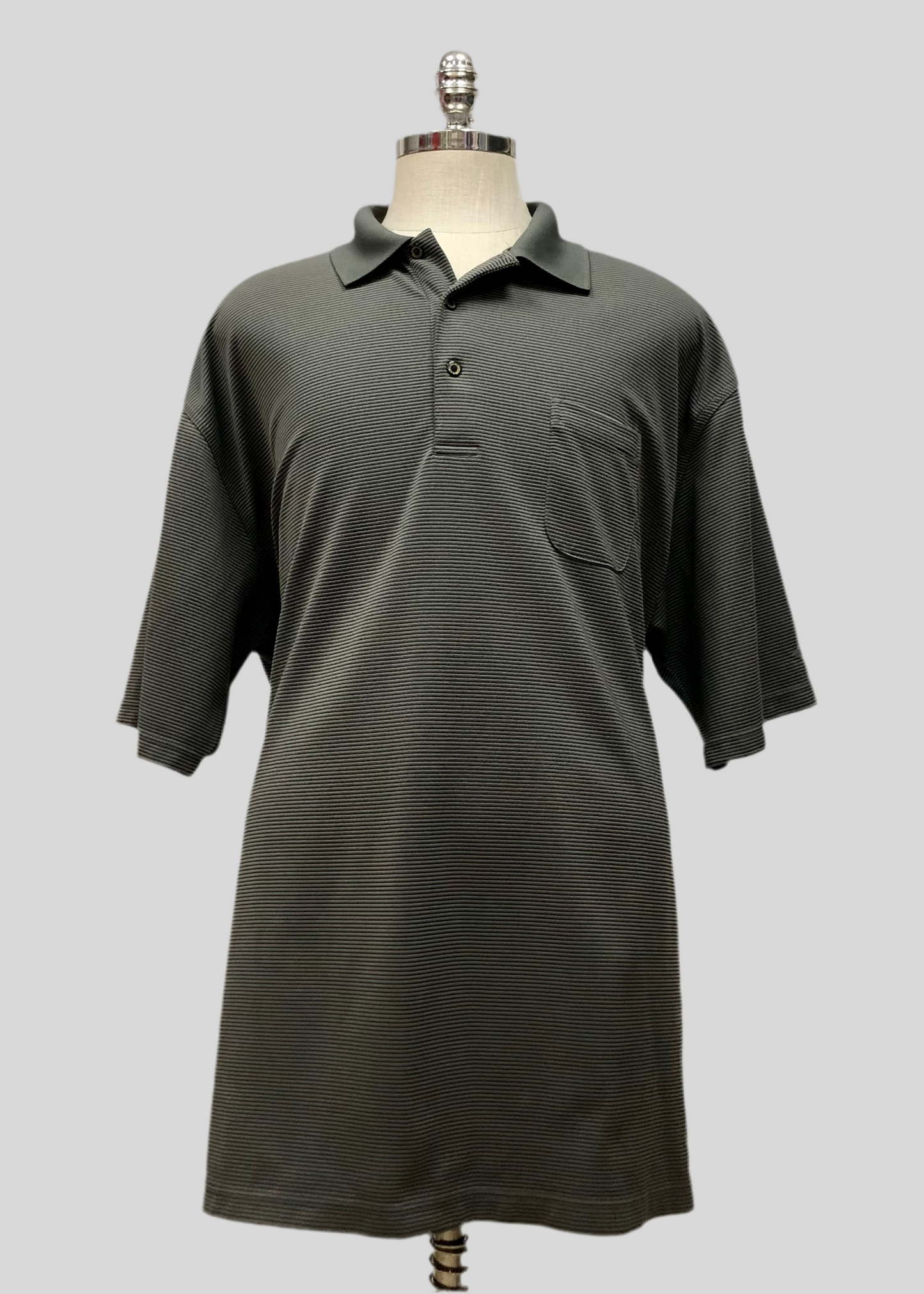 Camiseta Polo Grand Slam 🏌🏽‍♂️ Tela performance de rayas en color gris oscuro Talla 3XL Entalle Regular