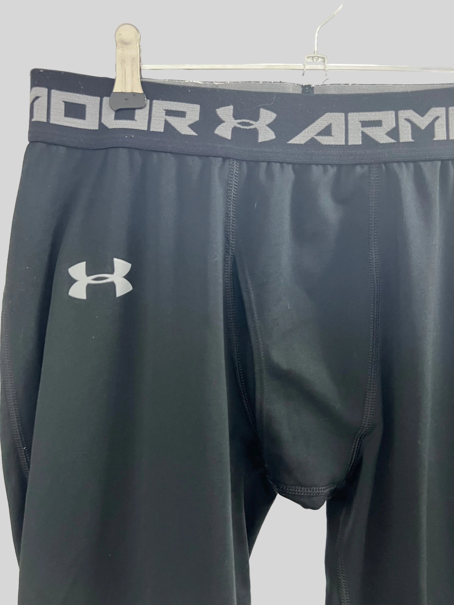 Malla de entrenamiento licra Under Armour 🏋🏽 Pro Dri-FIT para hombre en Color Negro y cintura negro y gris Talla L