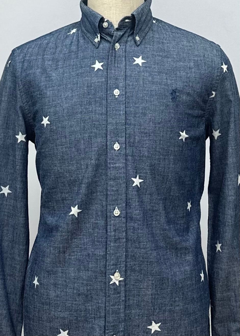 Camisa de jeans Polo Ralph Lauren 🏇🏼 color azul grisáceo y diseño de estrellas Talla L Entalle Slim Fit