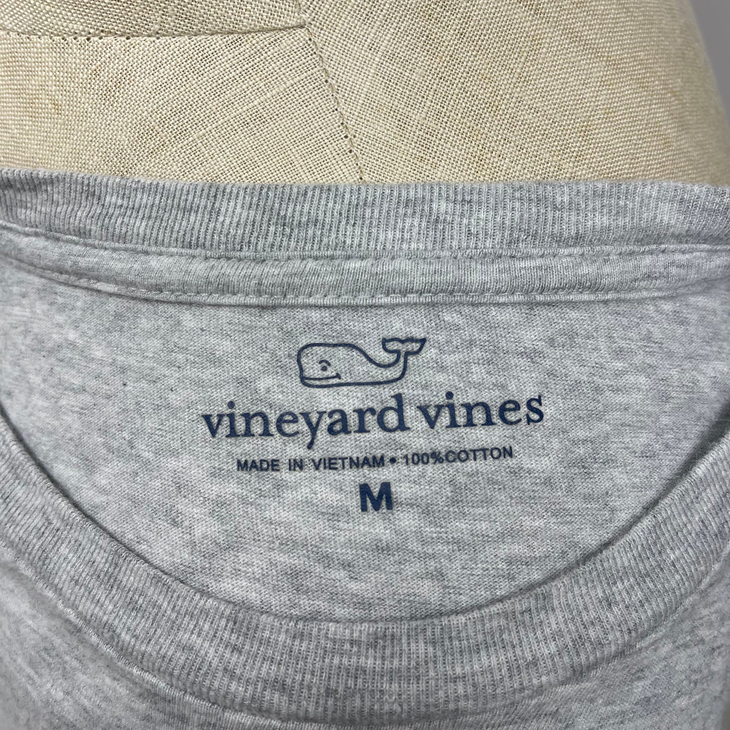 Camiseta cuello redondo Vineyard Vines 🐳 color gris claro con Diseño de ballena en bolsillo Talla Medium