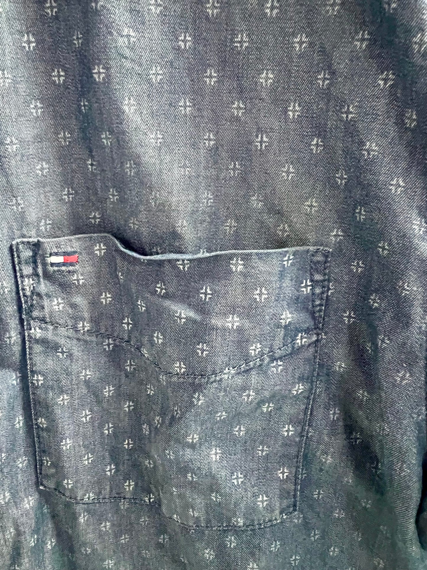 Camisa de botones Tommy Hilfiger 🇺🇸 en color gris oscuro y diseño de estrella Talla L Entalle Custom Fit (ver descripción)