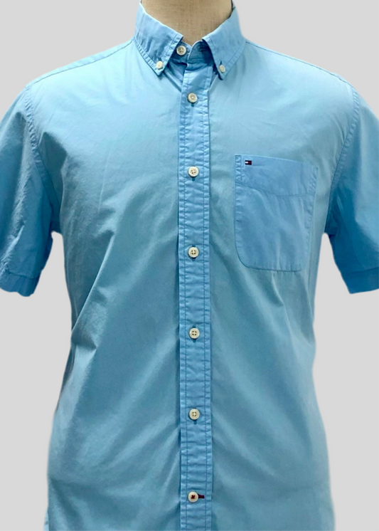 Camisa de botones Tommy Hilfiger 🇺🇸 en color celeste Talla S Entalle Clásico (ver descripción)