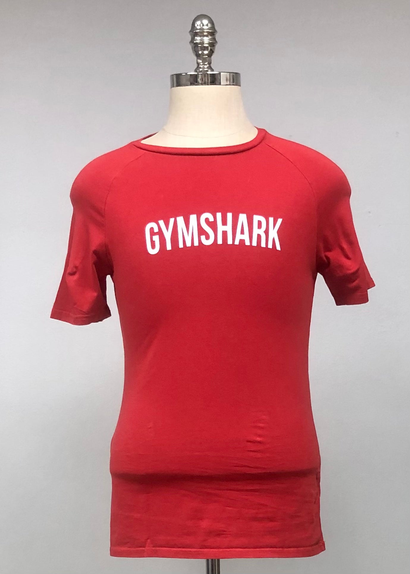 Camiseta de compresión Gymshark 🏋🏽 color rojo y logo en blanco Talla Small