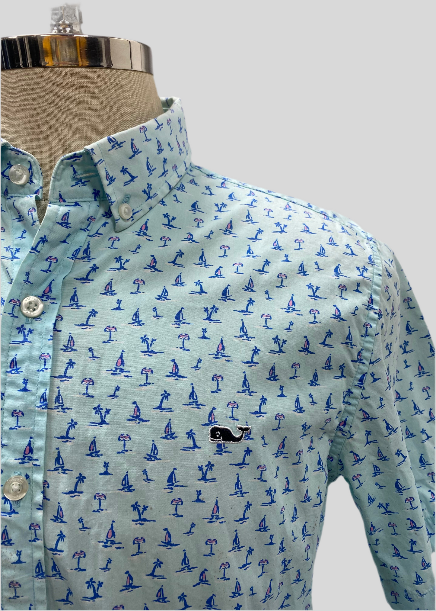 Camisa de botones Vineyard Vines 🐳 color celeste con diseño de islas Talla M Entalle Slim Fit (ver descripción)