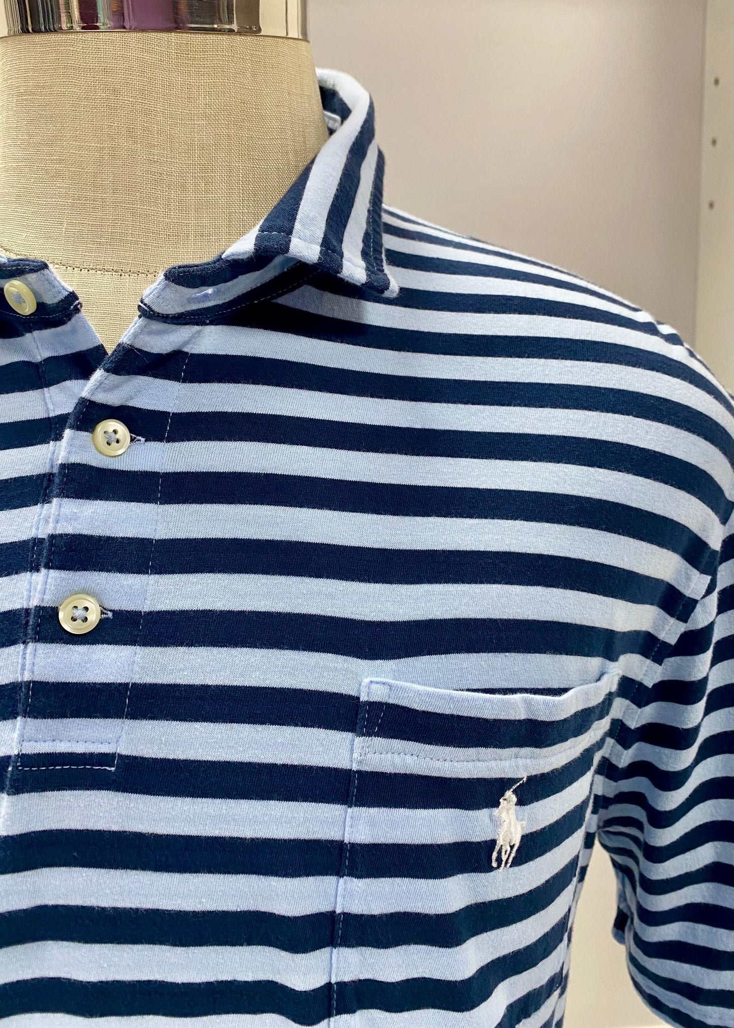 Camiseta Polo Ralph Lauren 🏇🏼con patron de rayas en color celeste y azul navy Talla L Entalle Clásico