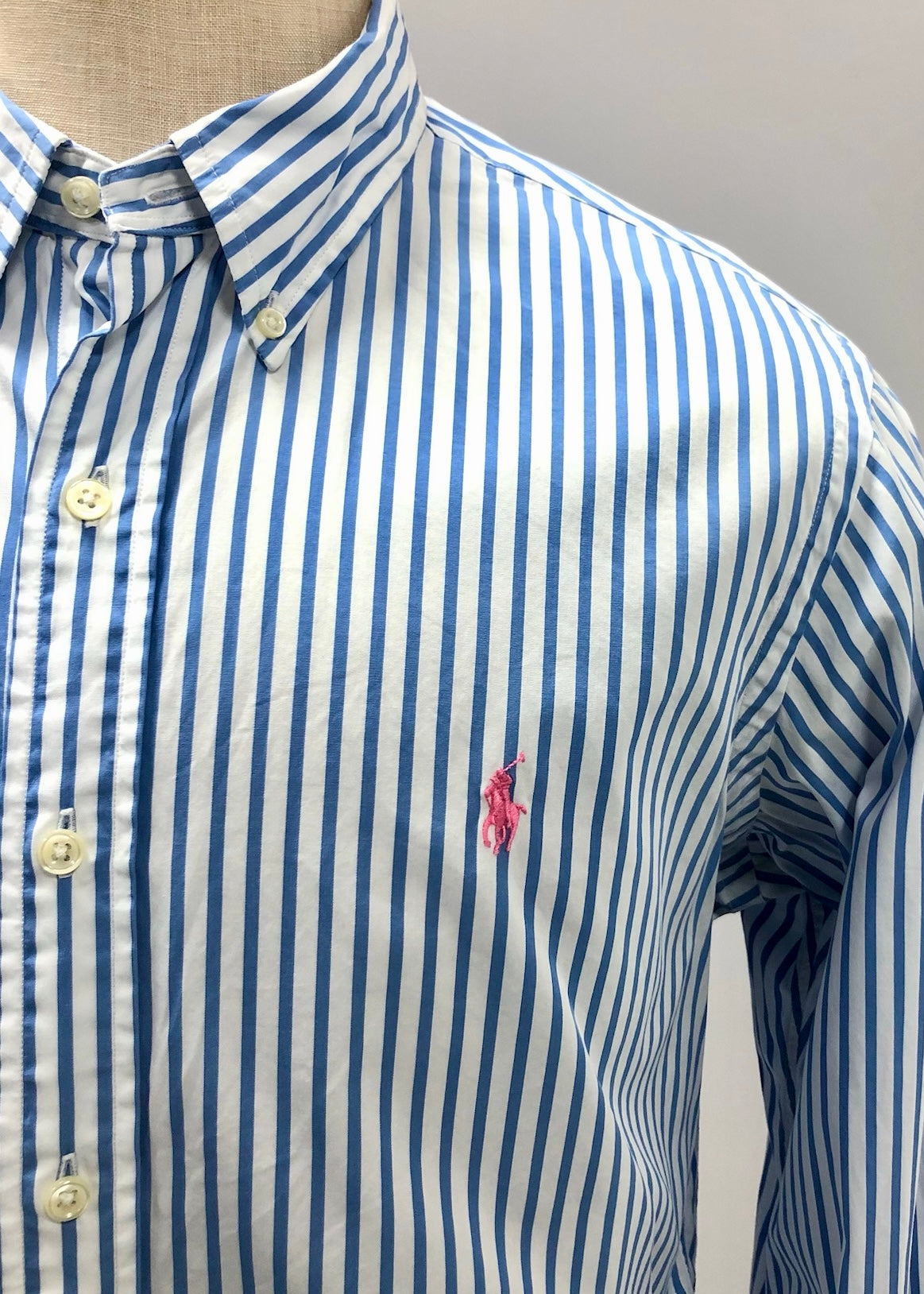 Camisa Polo Ralph Lauren 🏇🏼 color blanco con patron de rayas en color celeste Talla L Entalle Regular