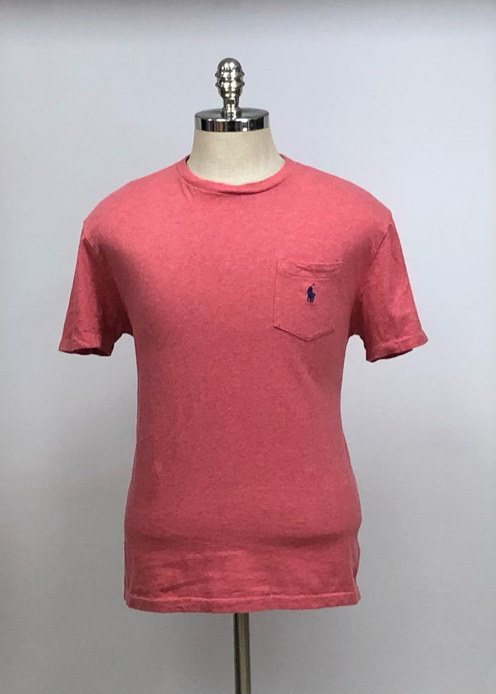 Camiseta cuello Redondo Polo Ralph Lauren 🏇🏼 color rosado magenta con bolsillo Talla Medium Entalle Clásico