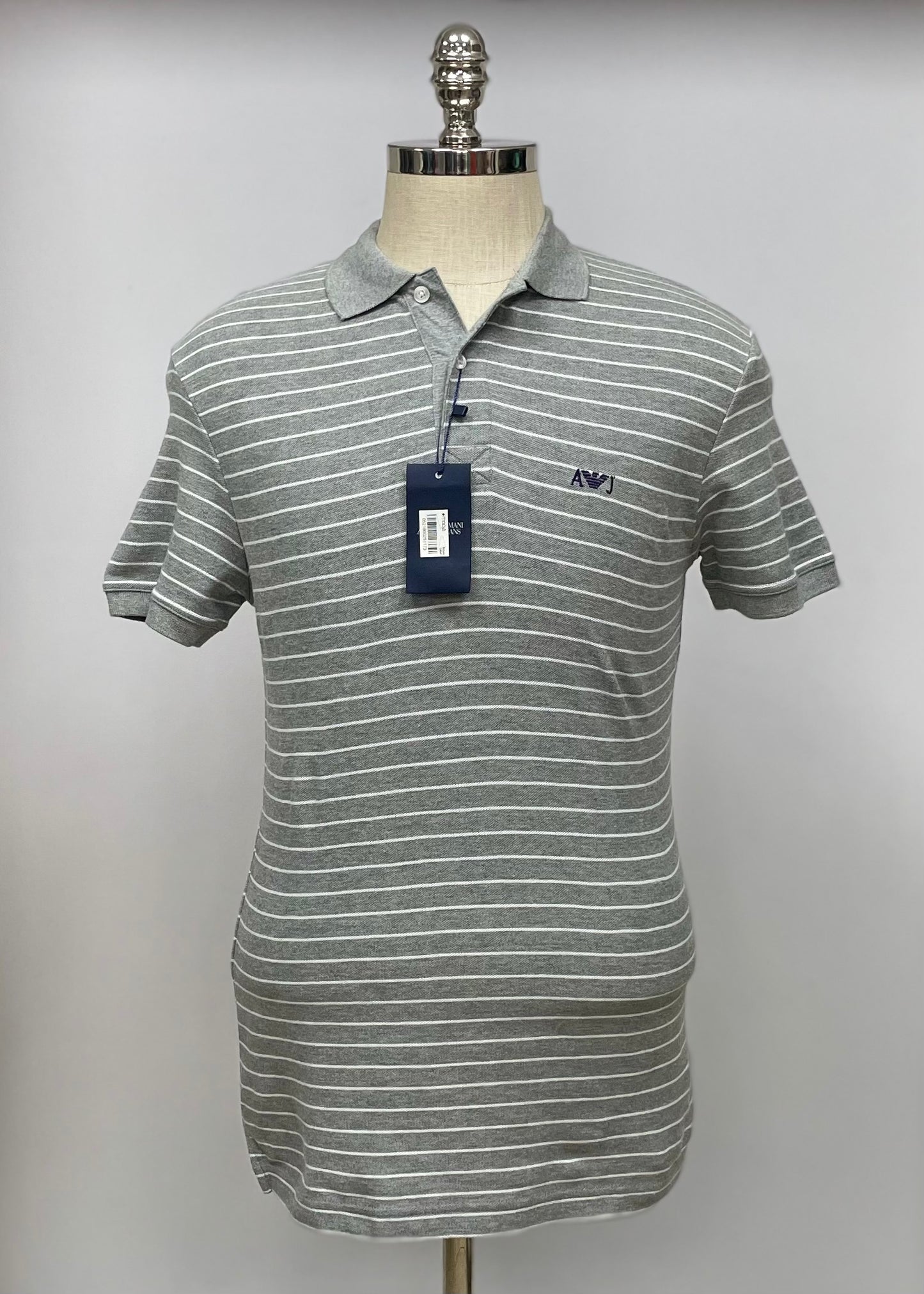 Camiseta Polo Armani Jeans 🇮🇹 color gris con rayas en color blanco Talla S Entalle Regular