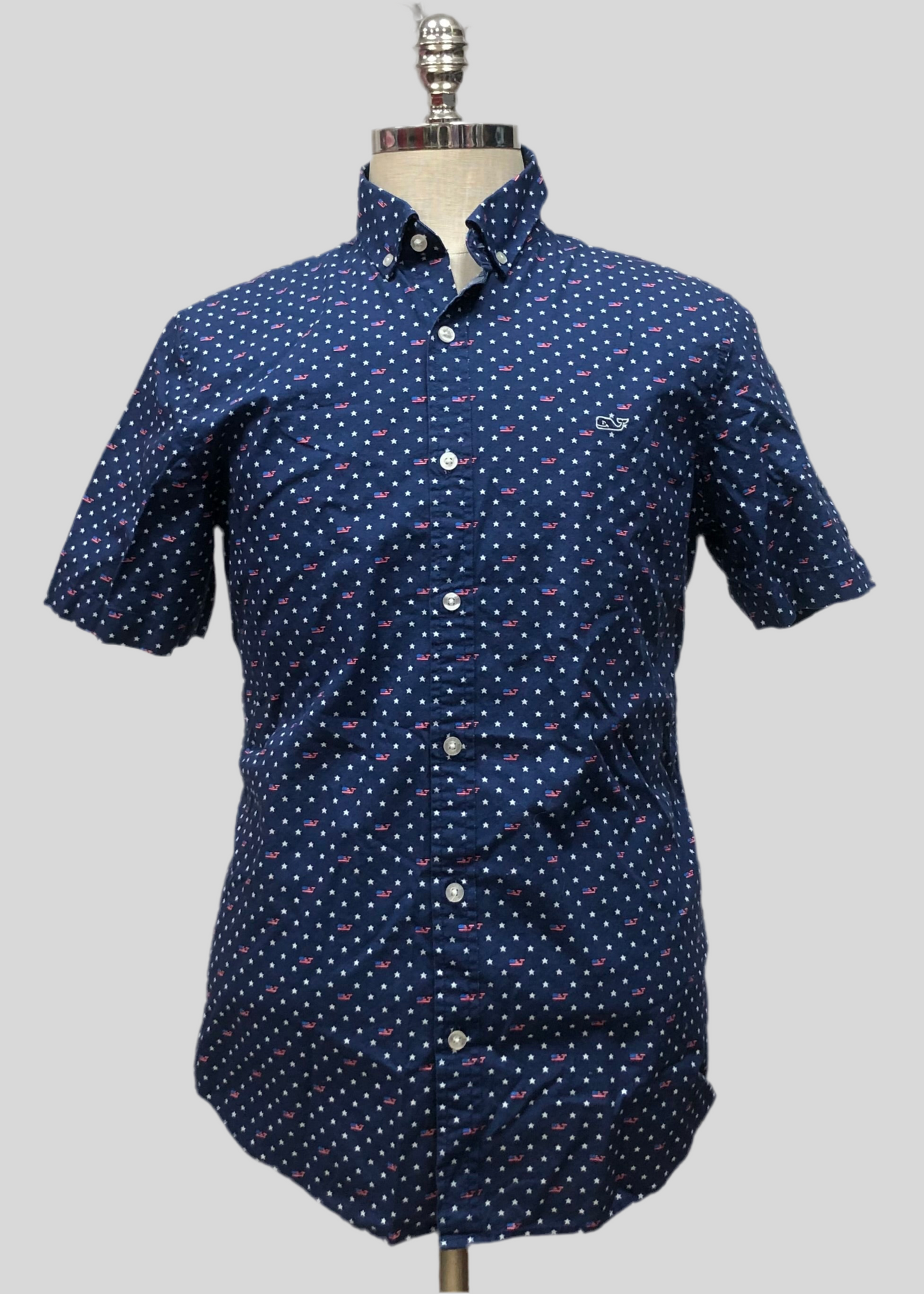 Camisa de botones Vineyard Vines 🐳 color azul navy con diseño de estrellas y banderas Talla M Entalle Slim Fit