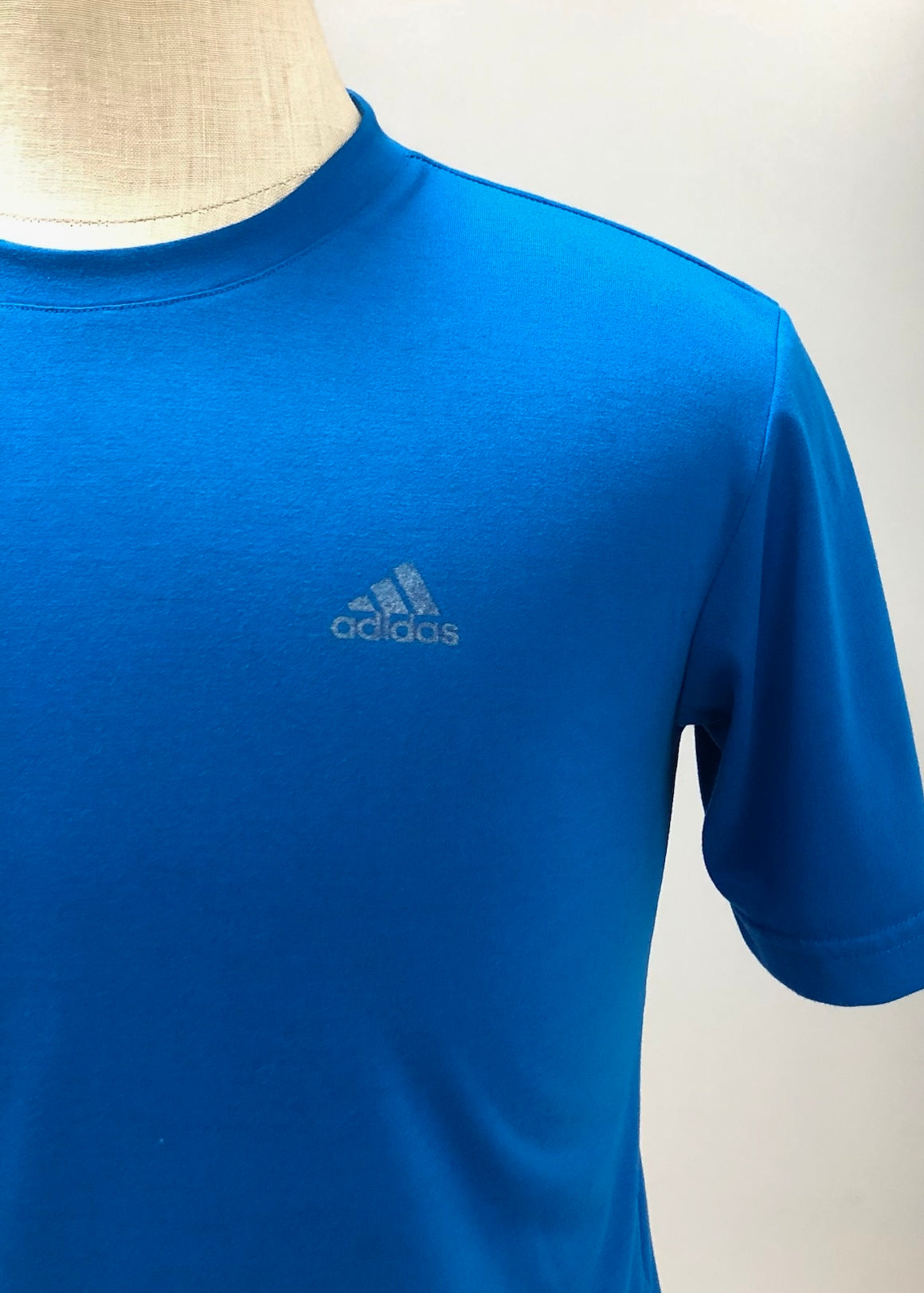 Camiseta cuello redondo Adidas 🏃🏻 Color azul y logo gris Talla S