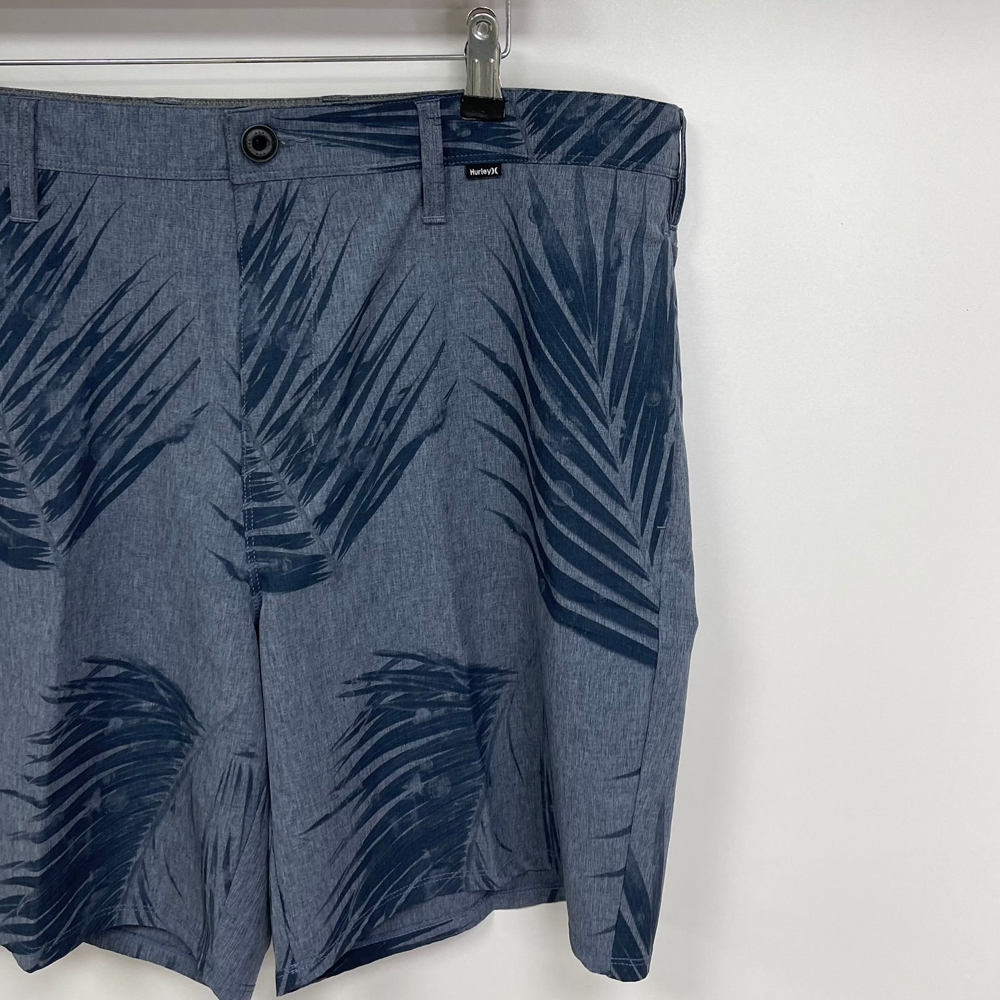 Short Híbrido Hurley 🏄🏽‍♂️ Tela performance color gris y diseño de hojas en azul oscuro talla L (36)