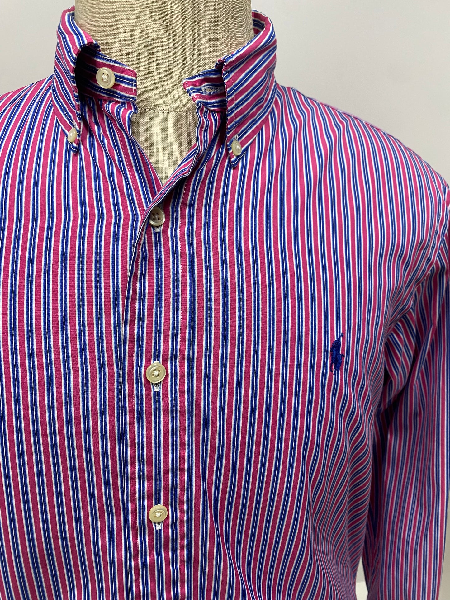 Camisa Polo Ralph Lauren 🏇🏼 con patrón de rayas rojo, azul y blanco Talla L Entalle Custom Fit