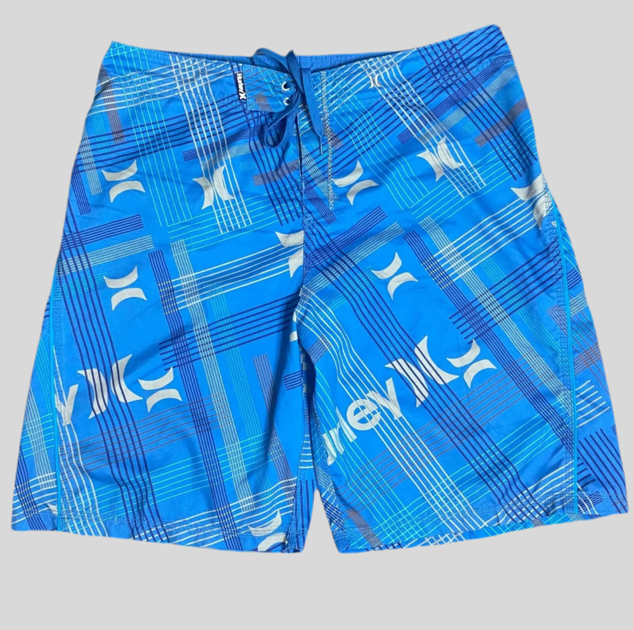 Short de baño Hurley 🏄🏽‍♂️ color azul y diseño de líneas en color celeste y gris y con logo en color gris Talla XXL